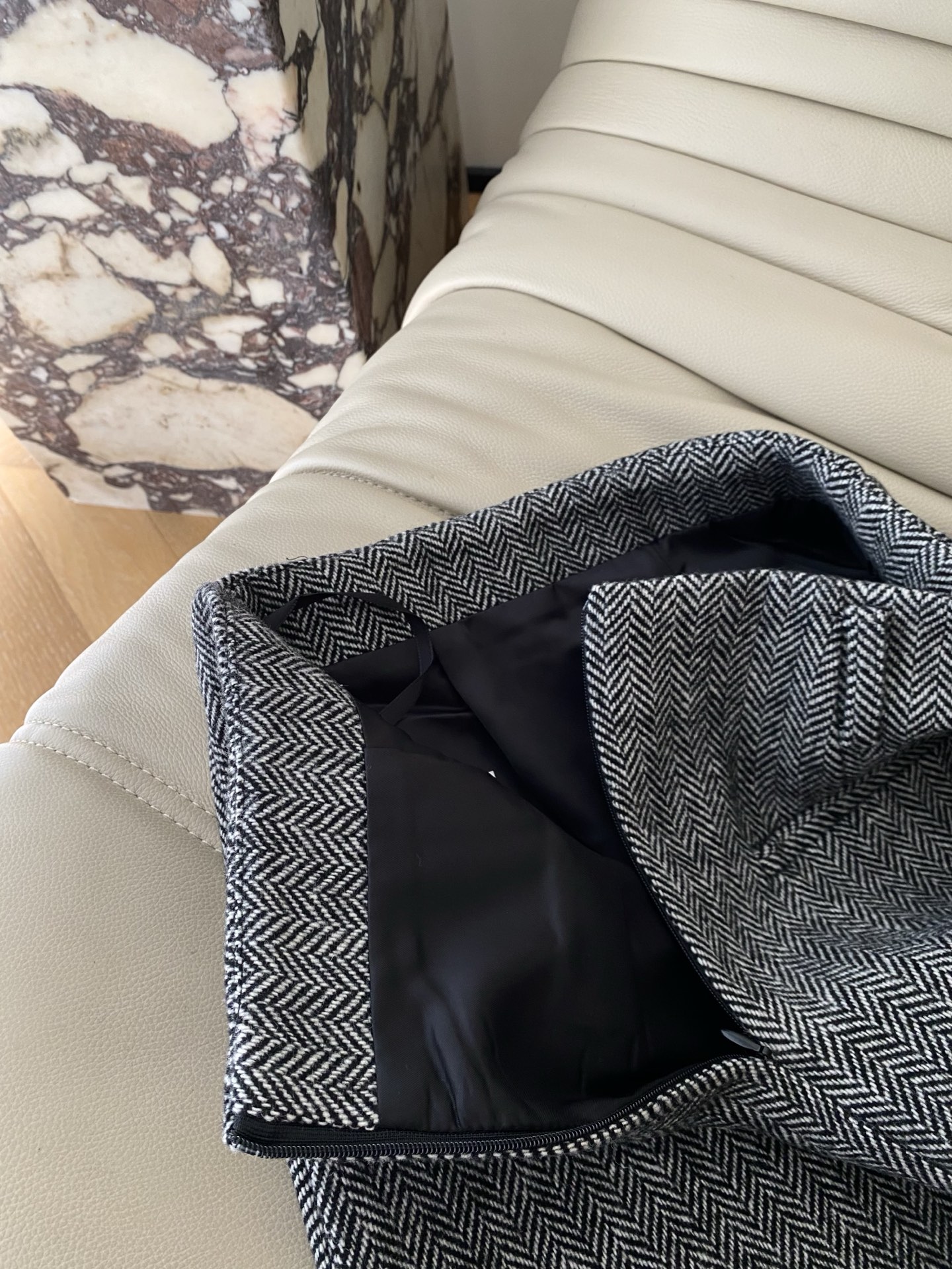 25。F秋冬 复古格纹百褶裙 经典人纹交织出复古腔调 百褶设计随步覆轻晃 短款版型勾腰线 可甜可飒 毛衣