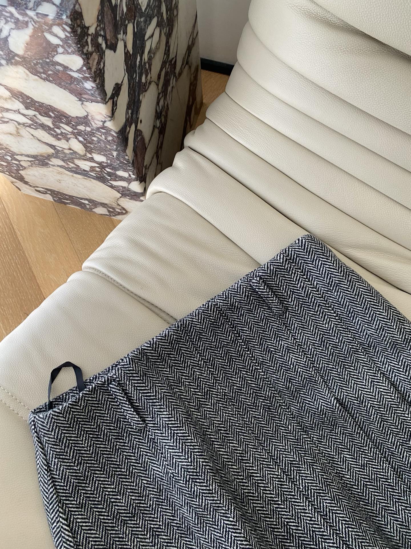 25。F秋冬 复古格纹百褶裙 经典人纹交织出复古腔调 百褶设计随步覆轻晃 短款版型勾腰线 可甜可飒 毛衣