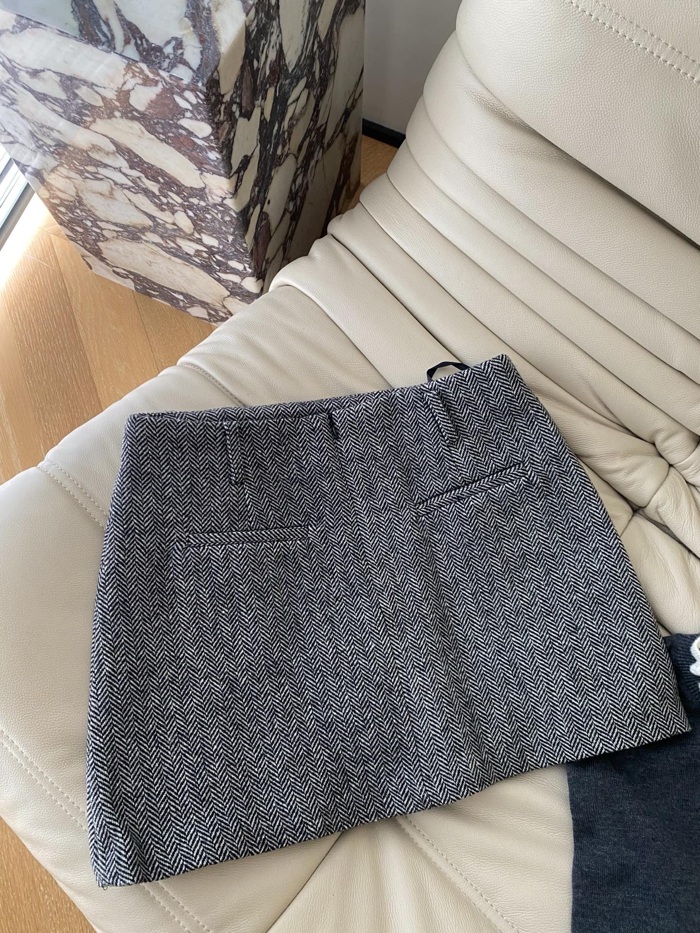 25。F秋冬 复古格纹百褶裙 经典人纹交织出复古腔调 百褶设计随步覆轻晃 短款版型勾腰线 可甜可飒 毛衣