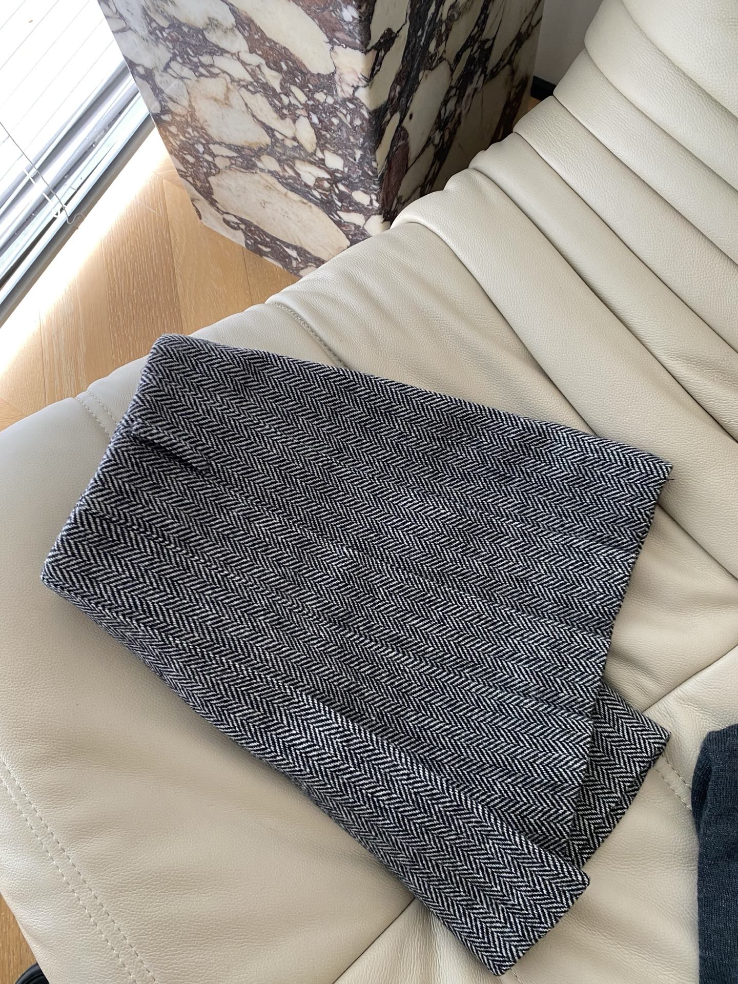 25。F秋冬 复古格纹百褶裙 经典人纹交织出复古腔调 百褶设计随步覆轻晃 短款版型勾腰线 可甜可飒 毛衣