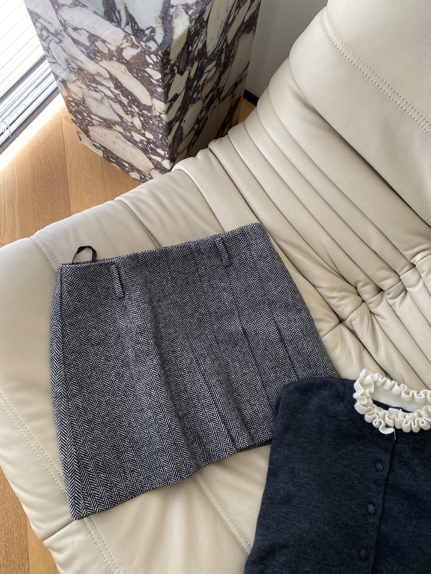 25。F秋冬 复古格纹百褶裙 经典人纹交织出复古腔调 百褶设计随步覆轻晃 短款版型勾腰线 可甜可飒 毛衣