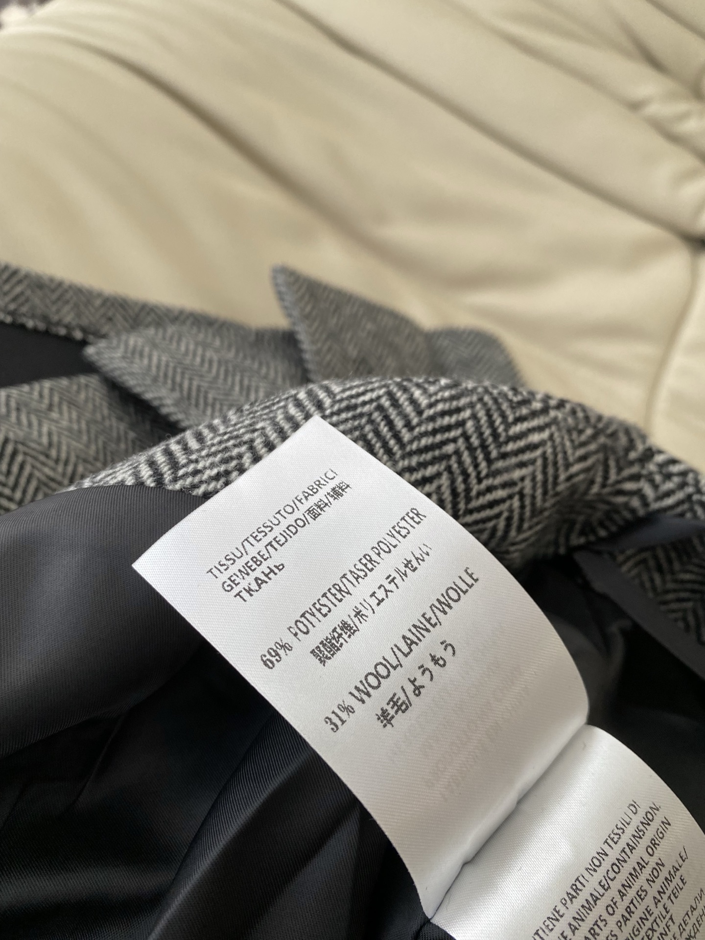 25。F秋冬 复古格纹百褶裙 经典人纹交织出复古腔调 百褶设计随步覆轻晃 短款版型勾腰线 可甜可飒 毛衣