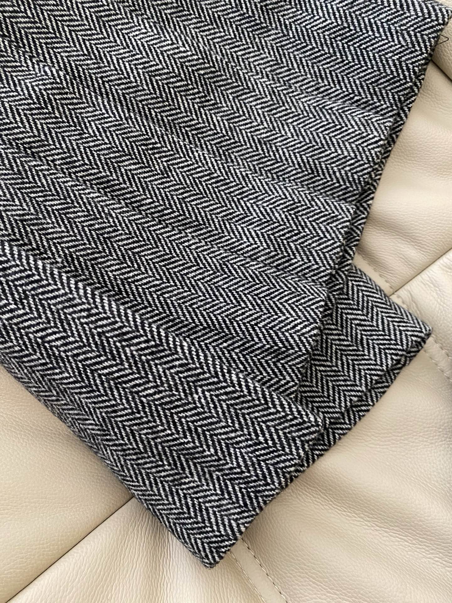 25。F秋冬 复古格纹百褶裙 经典人纹交织出复古腔调 百褶设计随步覆轻晃 短款版型勾腰线 可甜可飒 毛衣