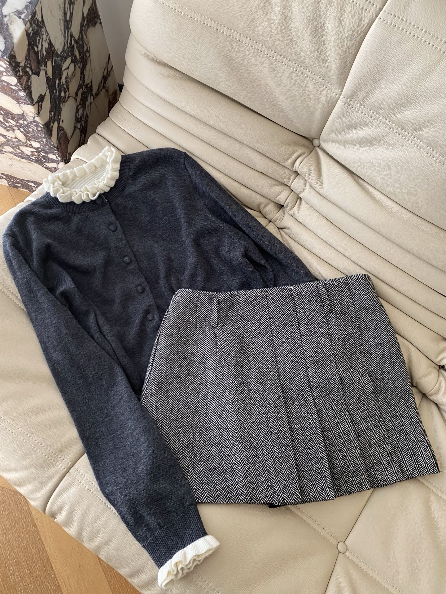 25。F秋冬 复古格纹百褶裙 经典人纹交织出复古腔调 百褶设计随步覆轻晃 短款版型勾腰线 可甜可飒 毛衣