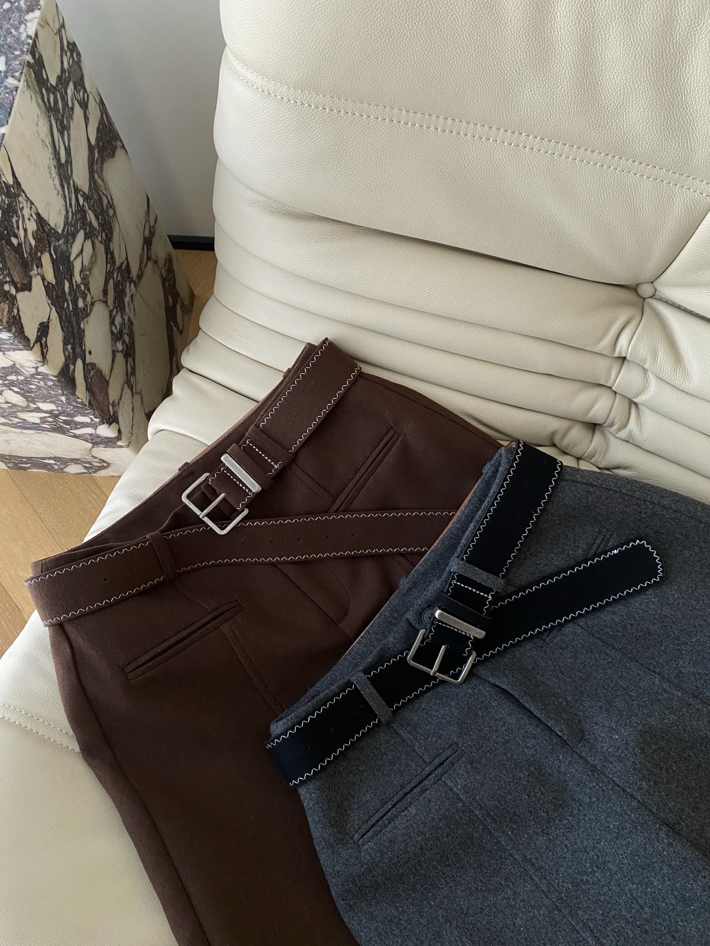 25。F秋冬 高腰休闲羊毛中裤 裤长做了五分裤 搭配中高腰设计 修饰臀部轮廓线条显瘦效果显著 轻松拉长身