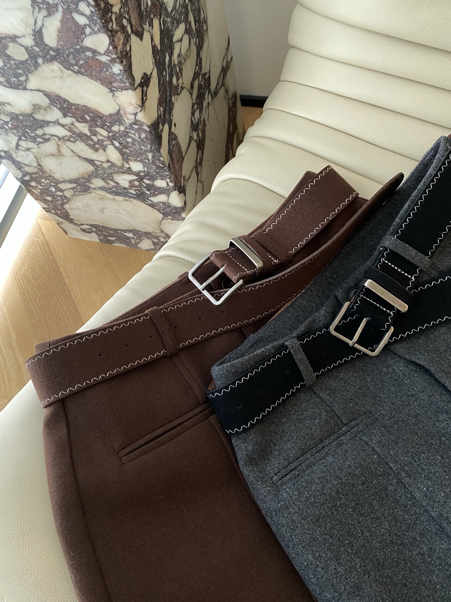 25。F秋冬 高腰休闲羊毛中裤 裤长做了五分裤 搭配中高腰设计 修饰臀部轮廓线条显瘦效果显著 轻松拉长身