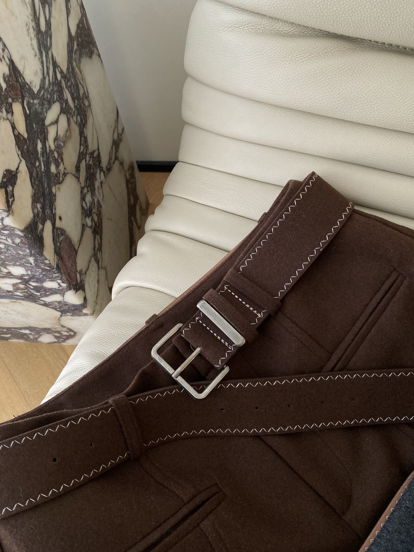 25。F秋冬 高腰休闲羊毛中裤 裤长做了五分裤 搭配中高腰设计 修饰臀部轮廓线条显瘦效果显著 轻松拉长身