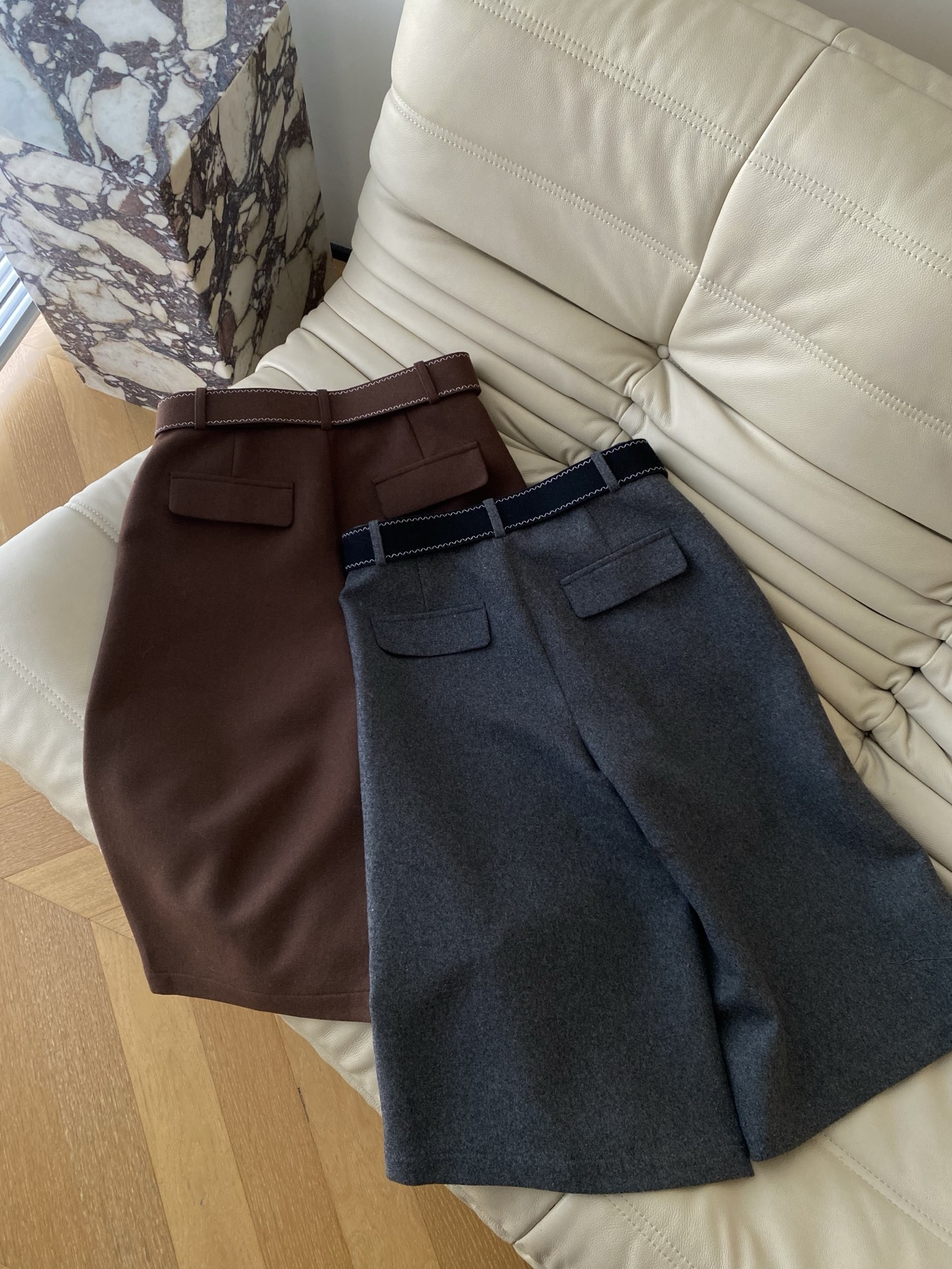 25。F秋冬 高腰休闲羊毛中裤 裤长做了五分裤 搭配中高腰设计 修饰臀部轮廓线条显瘦效果显著 轻松拉长身