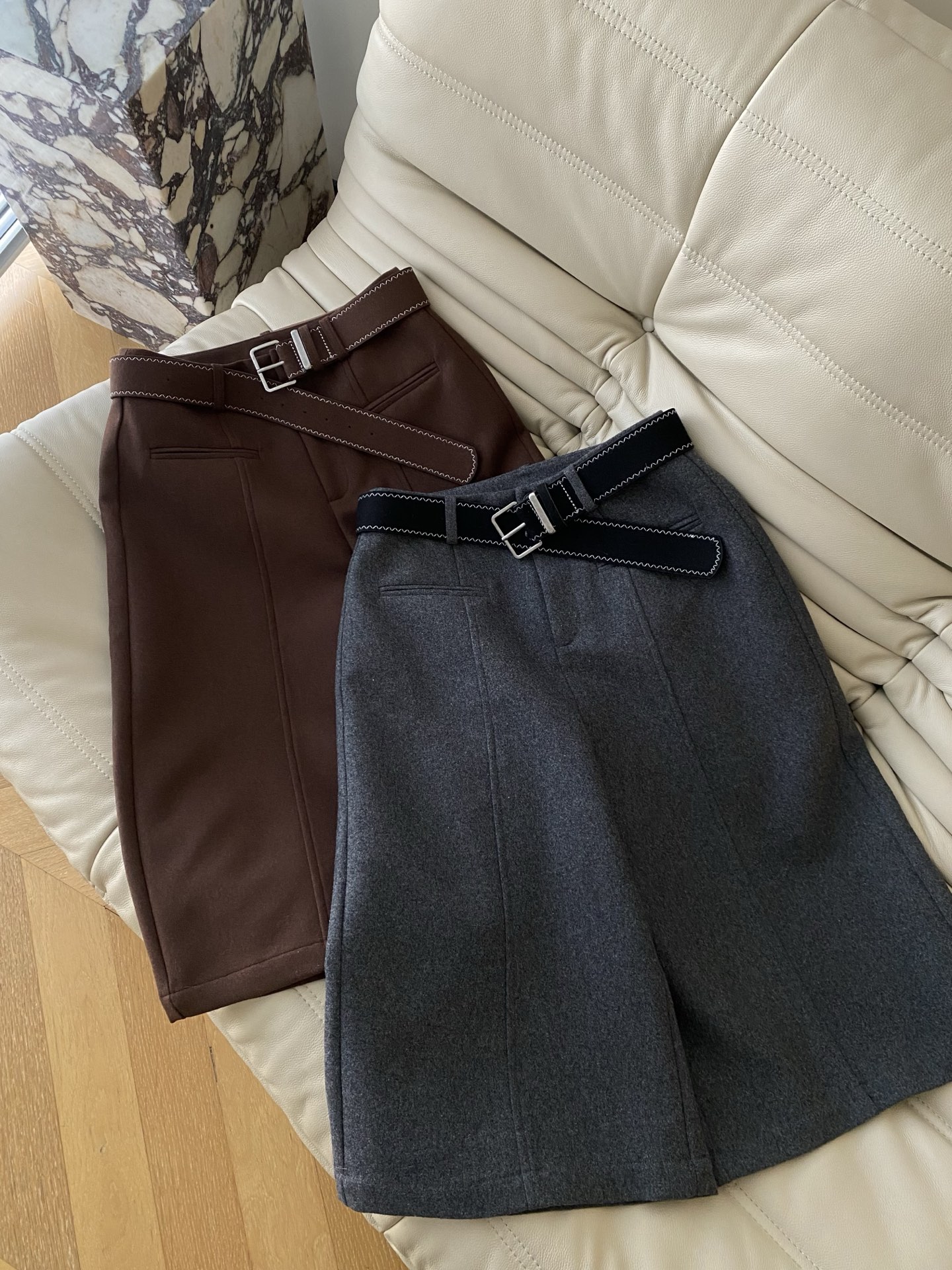 25。F秋冬 高腰休闲羊毛中裤 裤长做了五分裤 搭配中高腰设计 修饰臀部轮廓线条显瘦效果显著 轻松拉长身