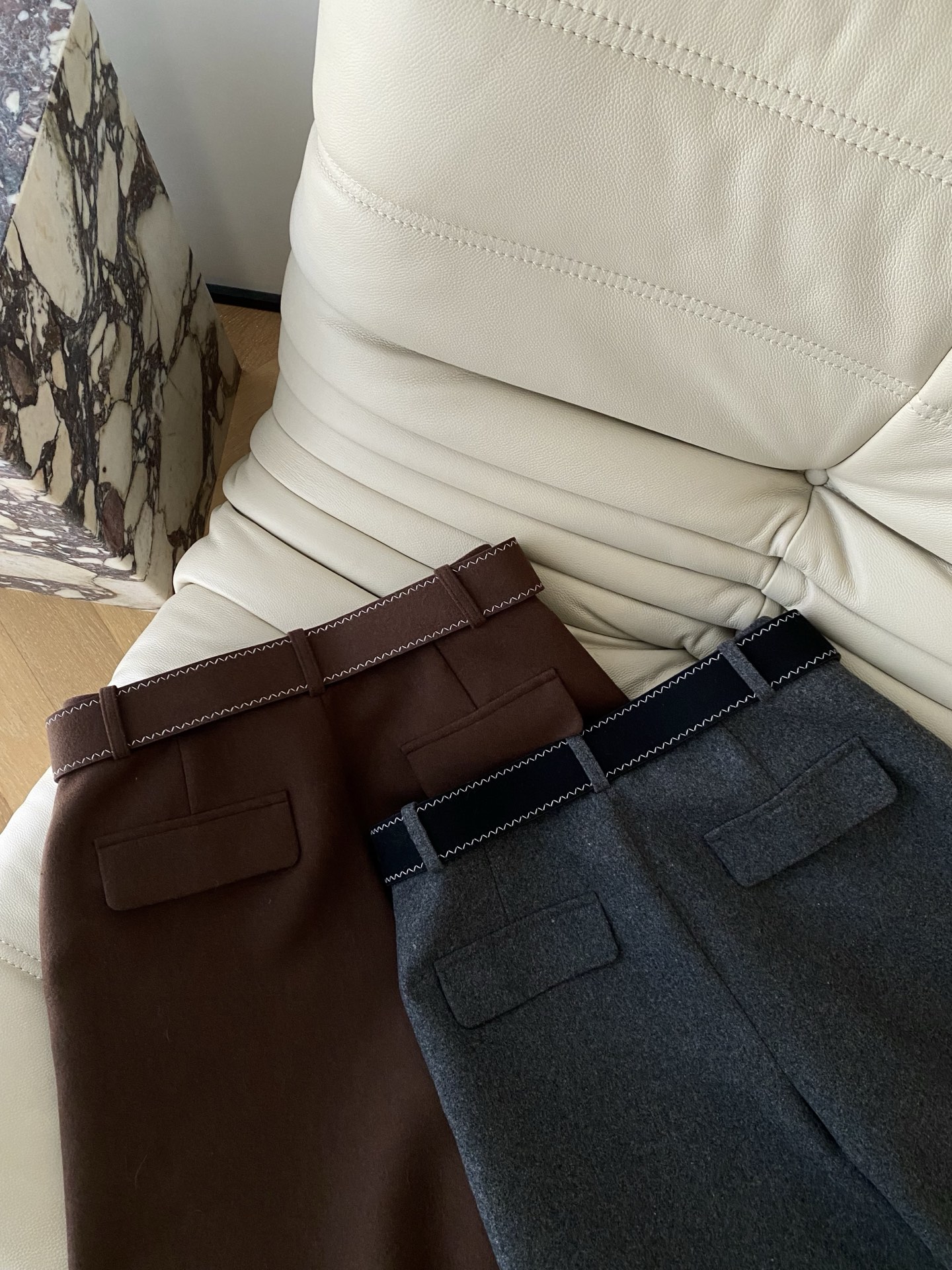 25。F秋冬 高腰休闲羊毛中裤 裤长做了五分裤 搭配中高腰设计 修饰臀部轮廓线条显瘦效果显著 轻松拉长身