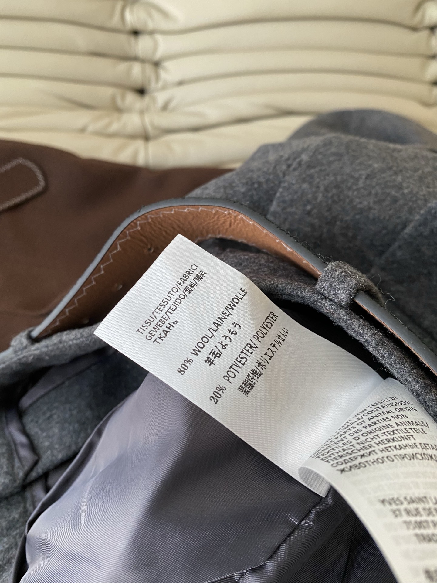 25。F秋冬 高腰休闲羊毛中裤 裤长做了五分裤 搭配中高腰设计 修饰臀部轮廓线条显瘦效果显著 轻松拉长身