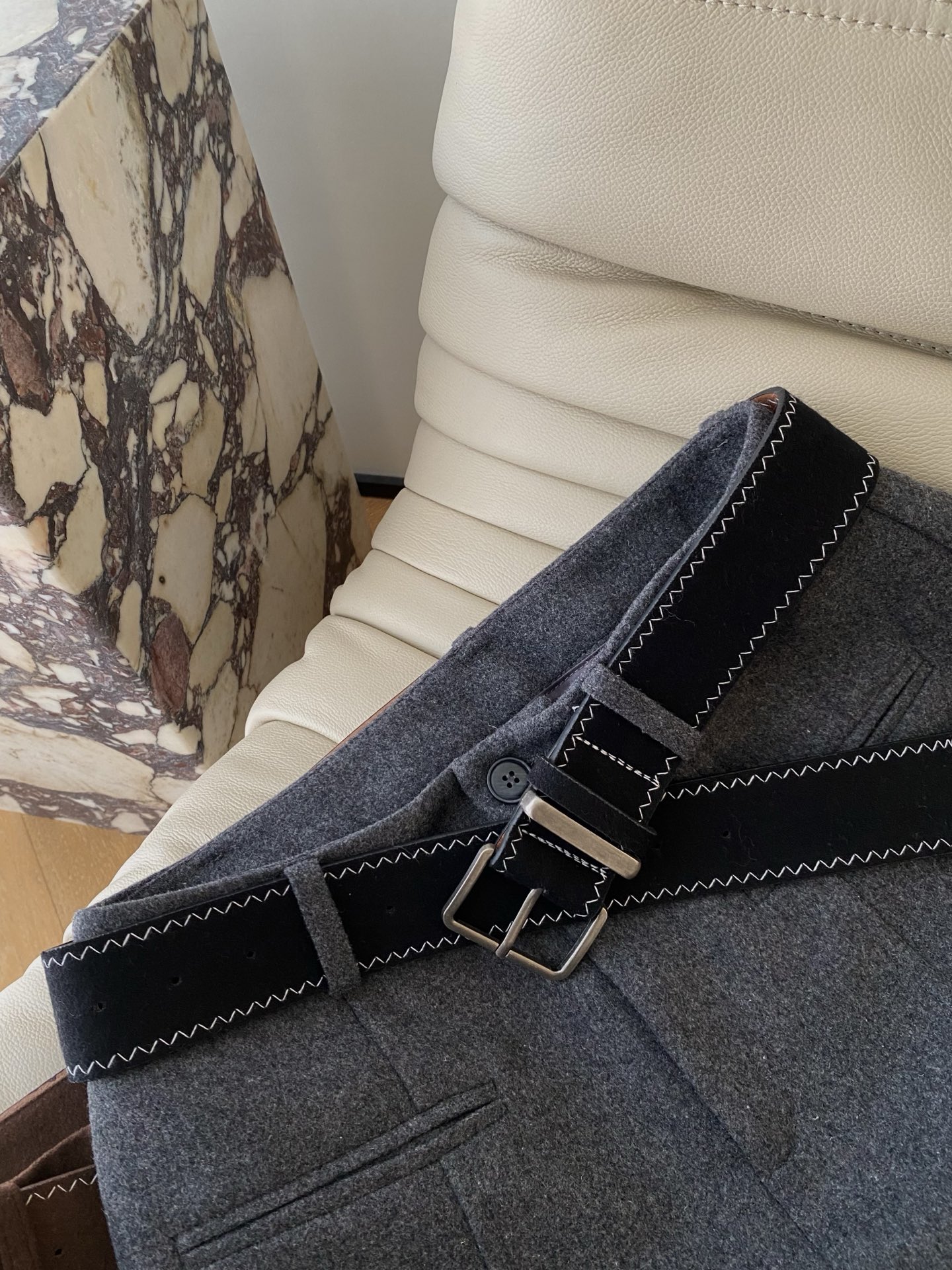 25。F秋冬 高腰休闲羊毛中裤 裤长做了五分裤 搭配中高腰设计 修饰臀部轮廓线条显瘦效果显著 轻松拉长身