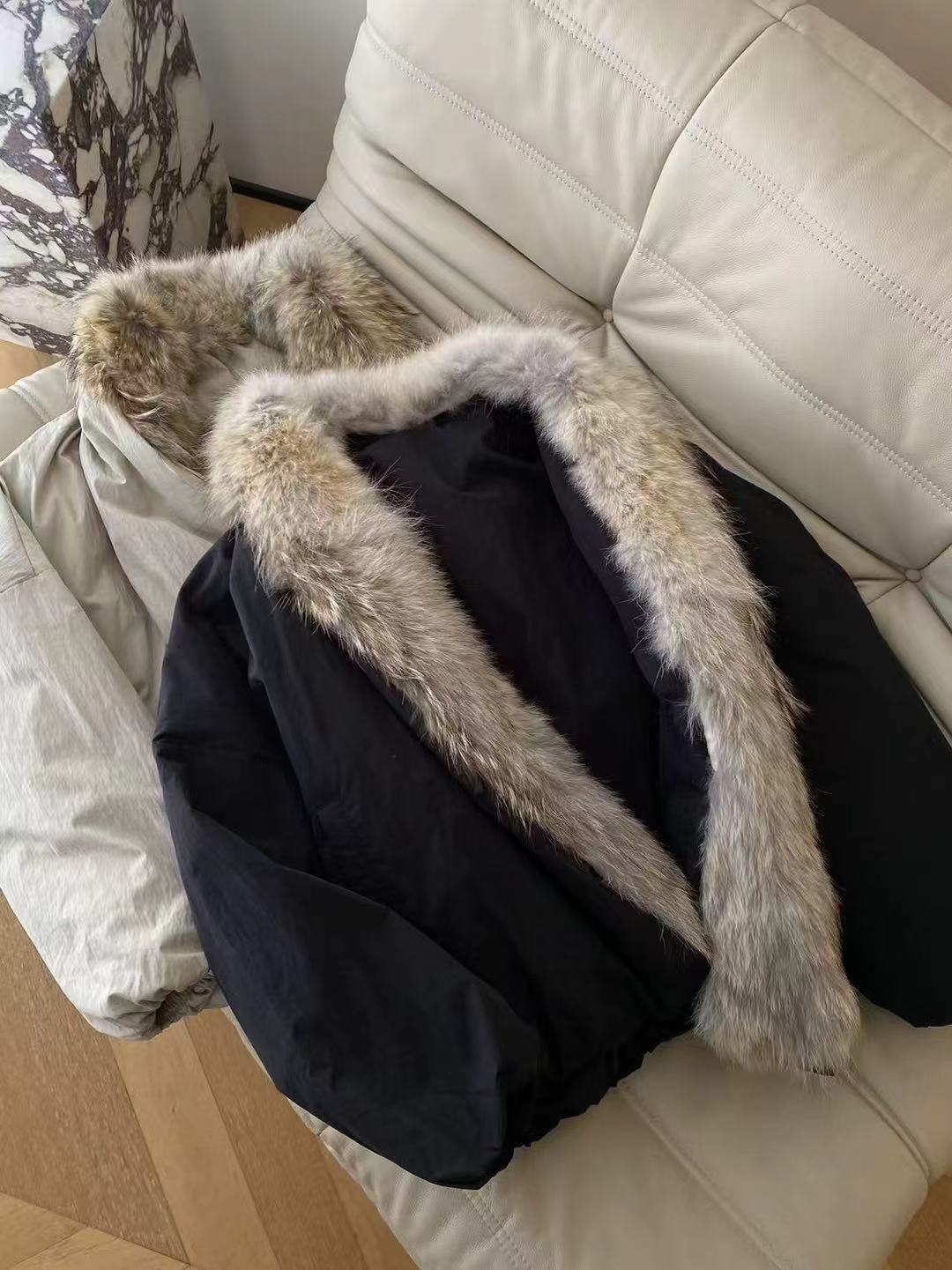 25。F秋冬 复古美式狐狸毛领鹅绒服 哑光面料自带低调质感大毛领一整个把“贵气保暖”焊在身上 裹上就是行
