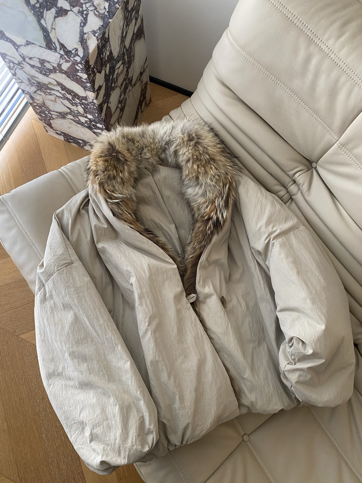 25。F秋冬 复古美式狐狸毛领鹅绒服 哑光面料自带低调质感大毛领一整个把“贵气保暖”焊在身上 裹上就是行