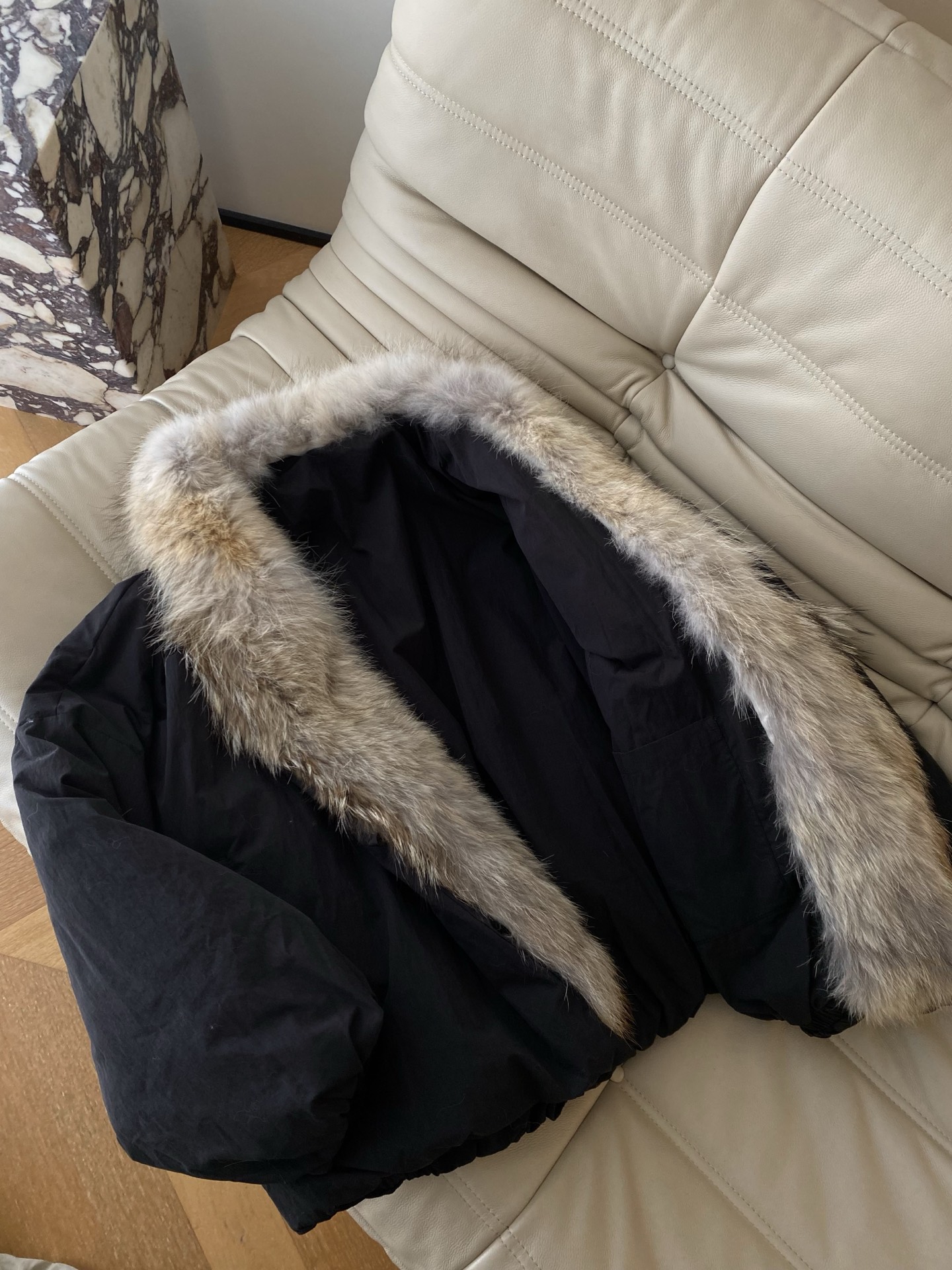25。F秋冬 复古美式狐狸毛领鹅绒服 哑光面料自带低调质感大毛领一整个把“贵气保暖”焊在身上 裹上就是行
