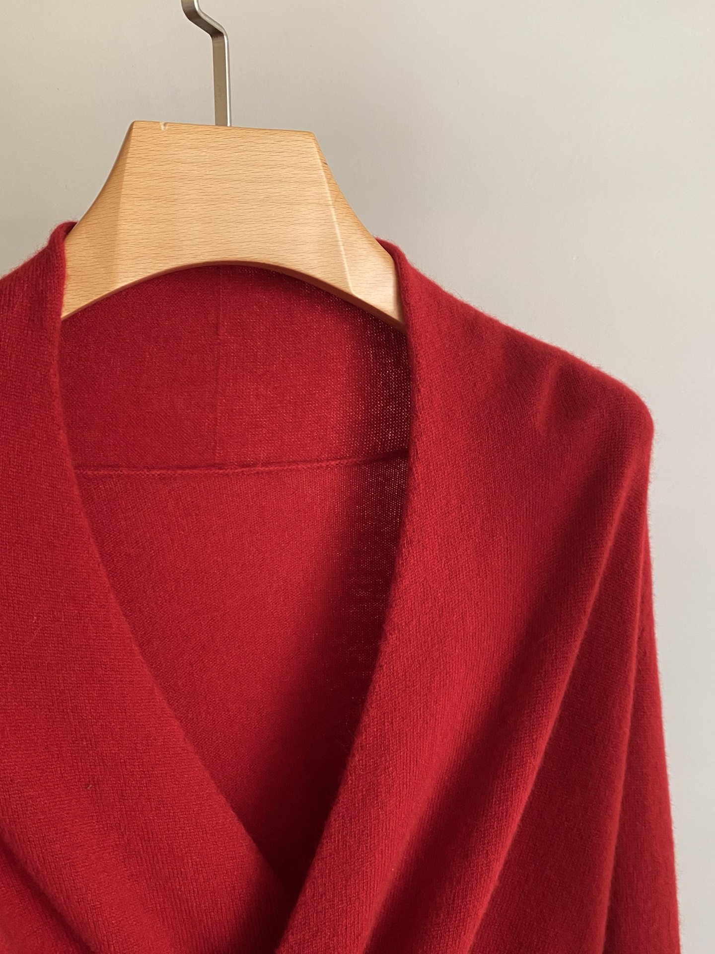 25。F秋冬 温柔休闲交叉羊毛套装 正红色热情又显白像把冬日暖阳穿在身上 经典黑低调高级适配各种穿搭场景