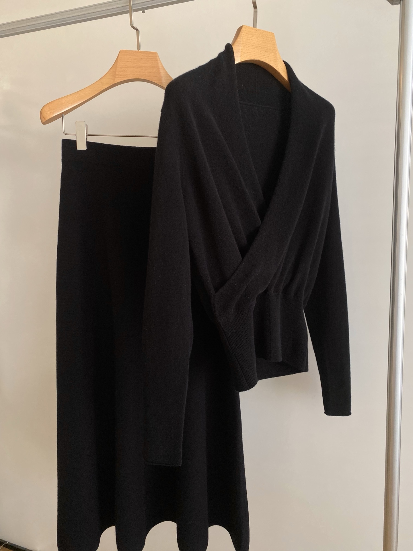 25。F秋冬 温柔休闲交叉羊毛套装 正红色热情又显白像把冬日暖阳穿在身上 经典黑低调高级适配各种穿搭场景