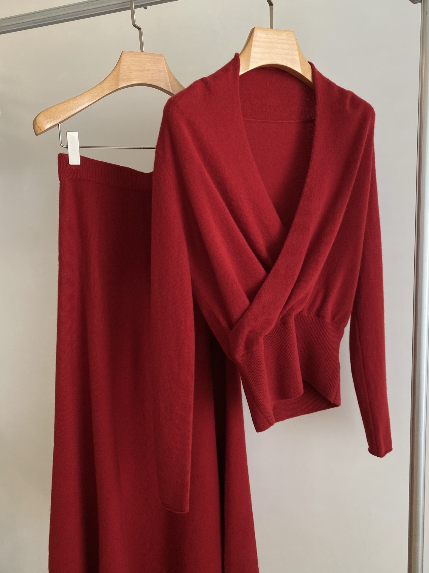 25。F秋冬 温柔休闲交叉羊毛套装 正红色热情又显白像把冬日暖阳穿在身上 经典黑低调高级适配各种穿搭场景