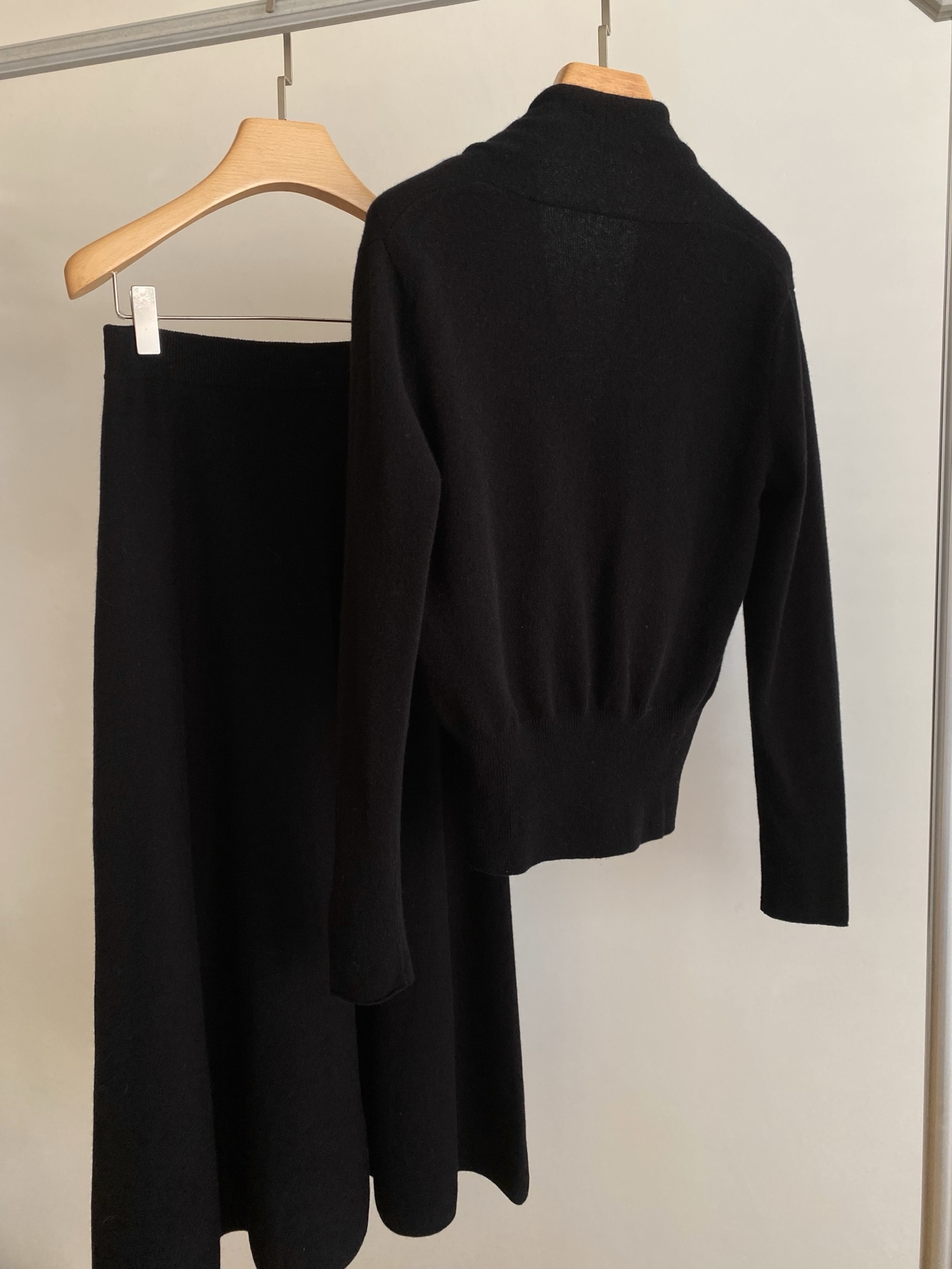 25。F秋冬 温柔休闲交叉羊毛套装 正红色热情又显白像把冬日暖阳穿在身上 经典黑低调高级适配各种穿搭场景