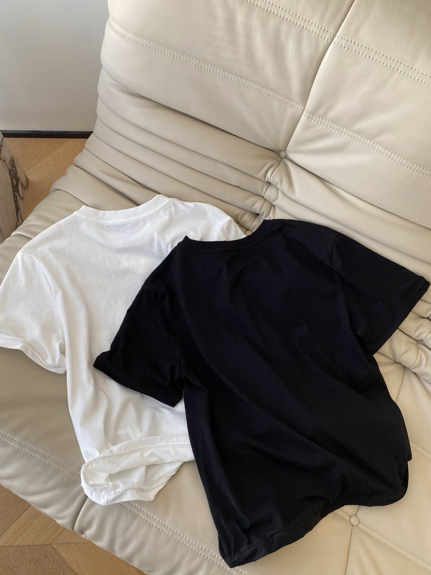 26SS 早春短袖T恤 简约小三角标设计超点睛 柔软亲肤的面料穿起来巨舒服 领口袖口腰间采用记忆钢圈 随