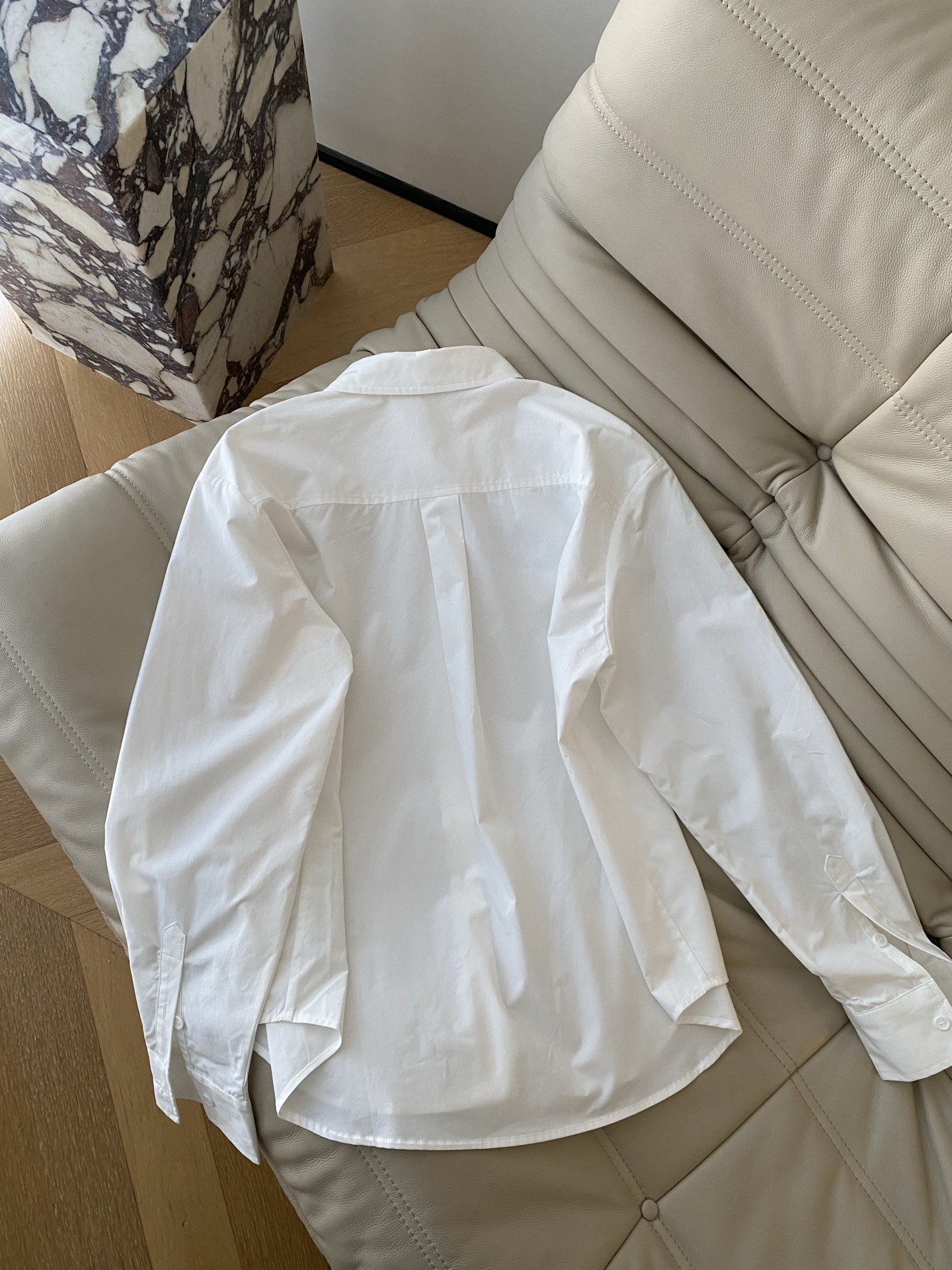 26SS 早春新款衬衫 白衬衫的松弛感是衣柜里永不过时的安全感 挺括的棉质带着恰到好处的垂感 小三角标是