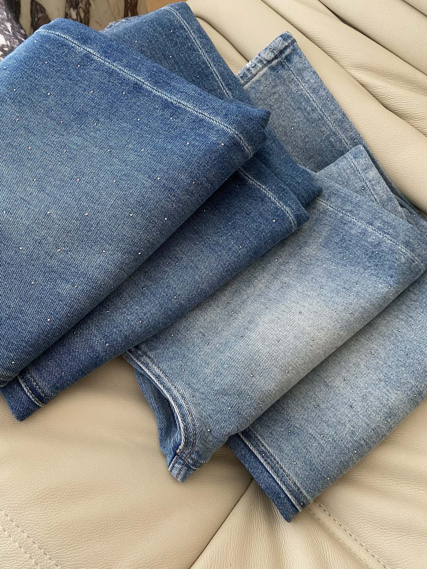 26SS  烫钻高腰休闲牛仔裤 巨百搭好穿 搭配定制腰带更添精致大气 宽松直筒的裤型包容性强 满幅定制的