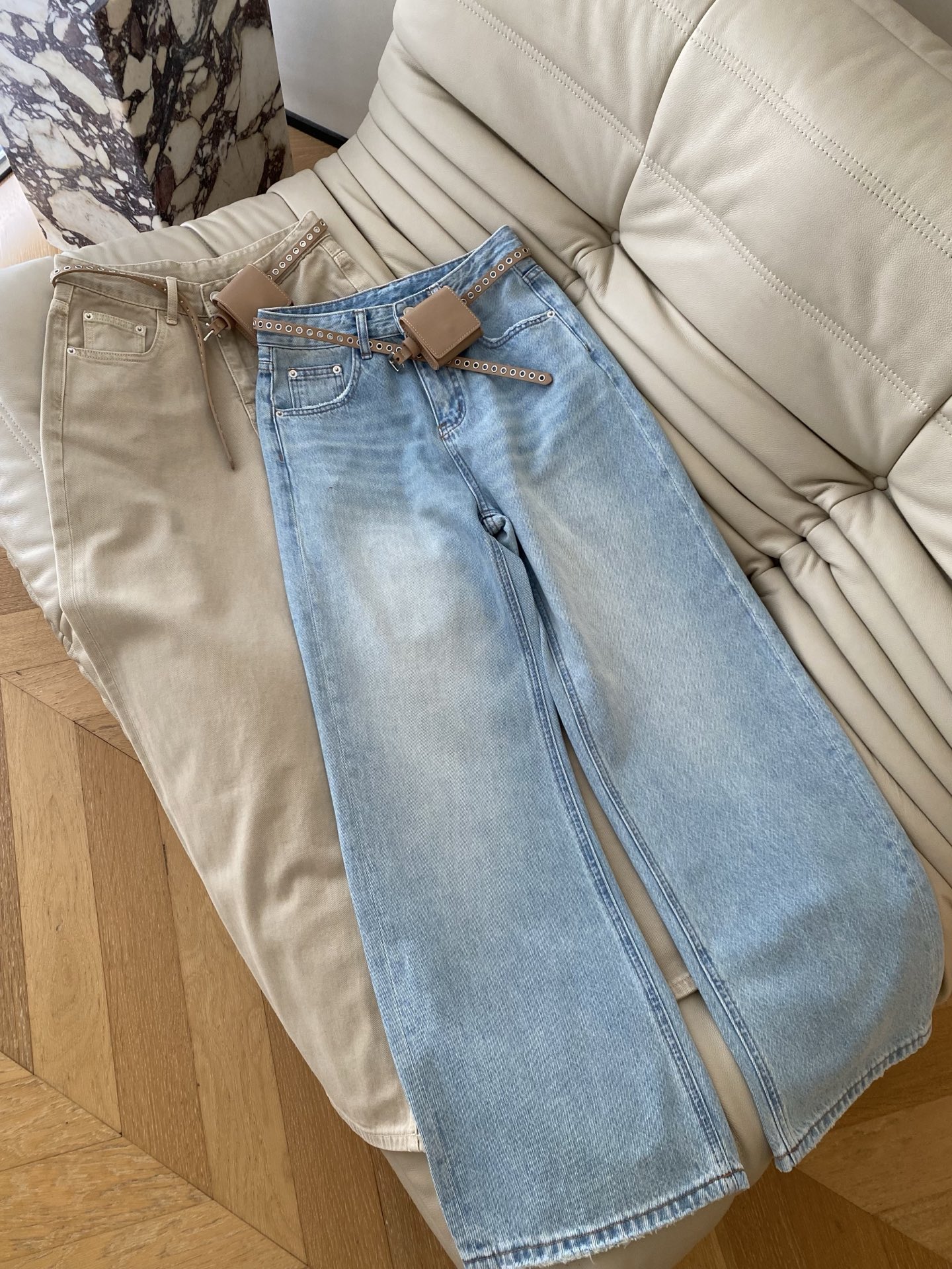 26SS 早春阔腿牛仔裤 卡其与做旧水洗的牛仔自带复古腔 高腰阔腿设计随性的通勤感 搭配腰包铆钉皮带的细