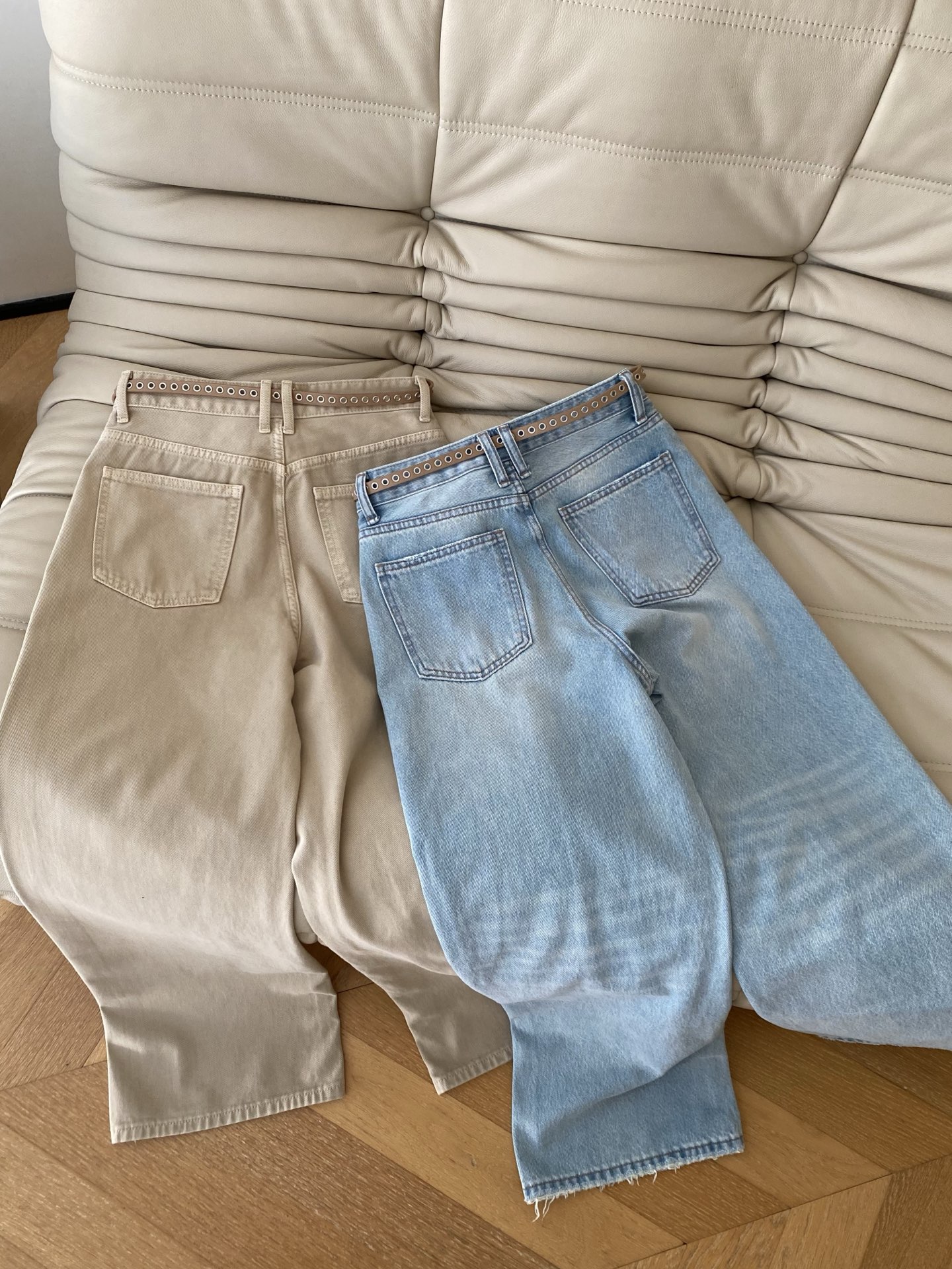 26SS 早春阔腿牛仔裤 卡其与做旧水洗的牛仔自带复古腔 高腰阔腿设计随性的通勤感 搭配腰包铆钉皮带的细