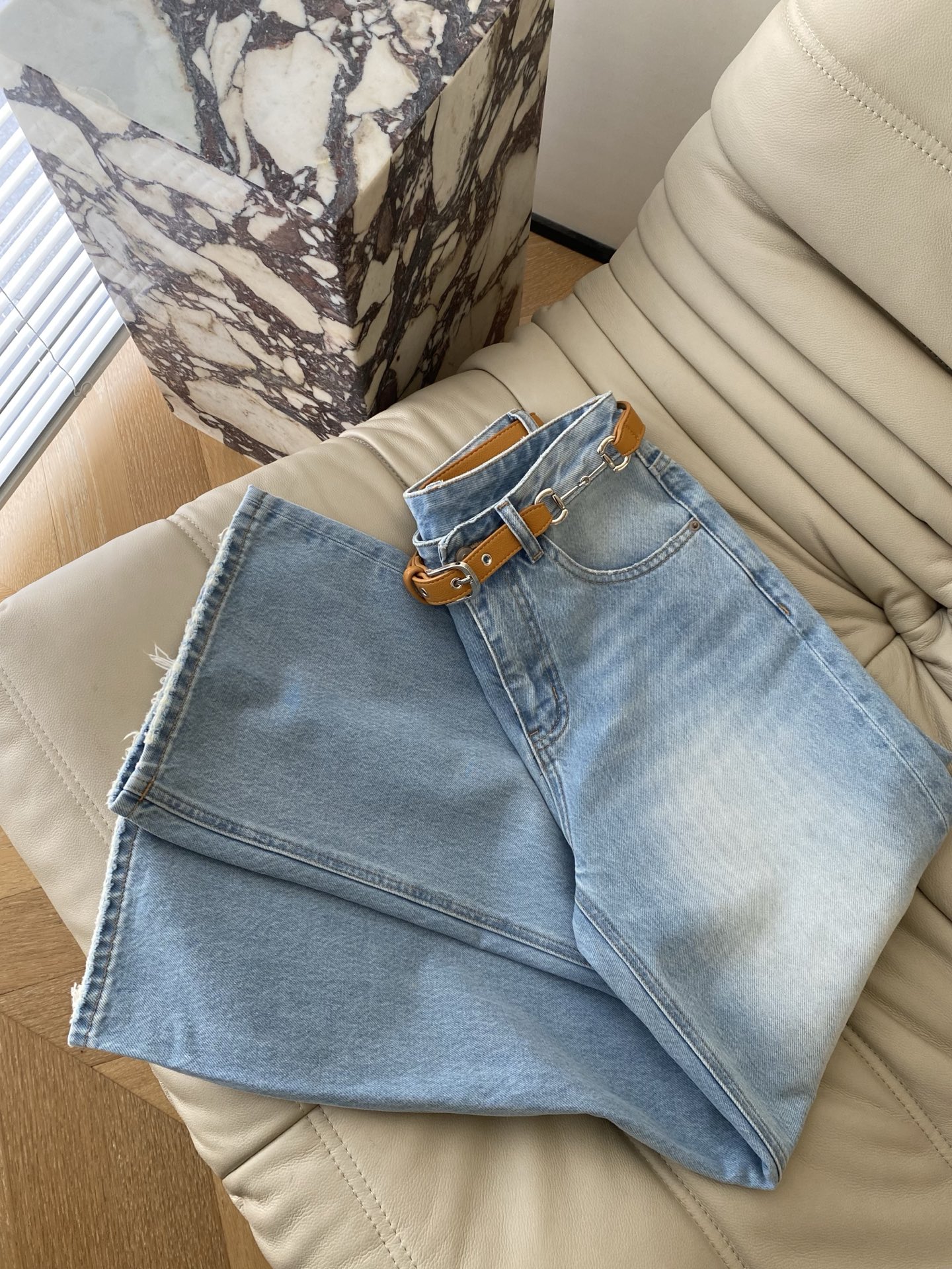 26SS 早春新款阔腿长裤 采用做旧水洗工艺呈现自然的渐变褪色效果 自带复古氛围感 裤脚的毛边设计增加了