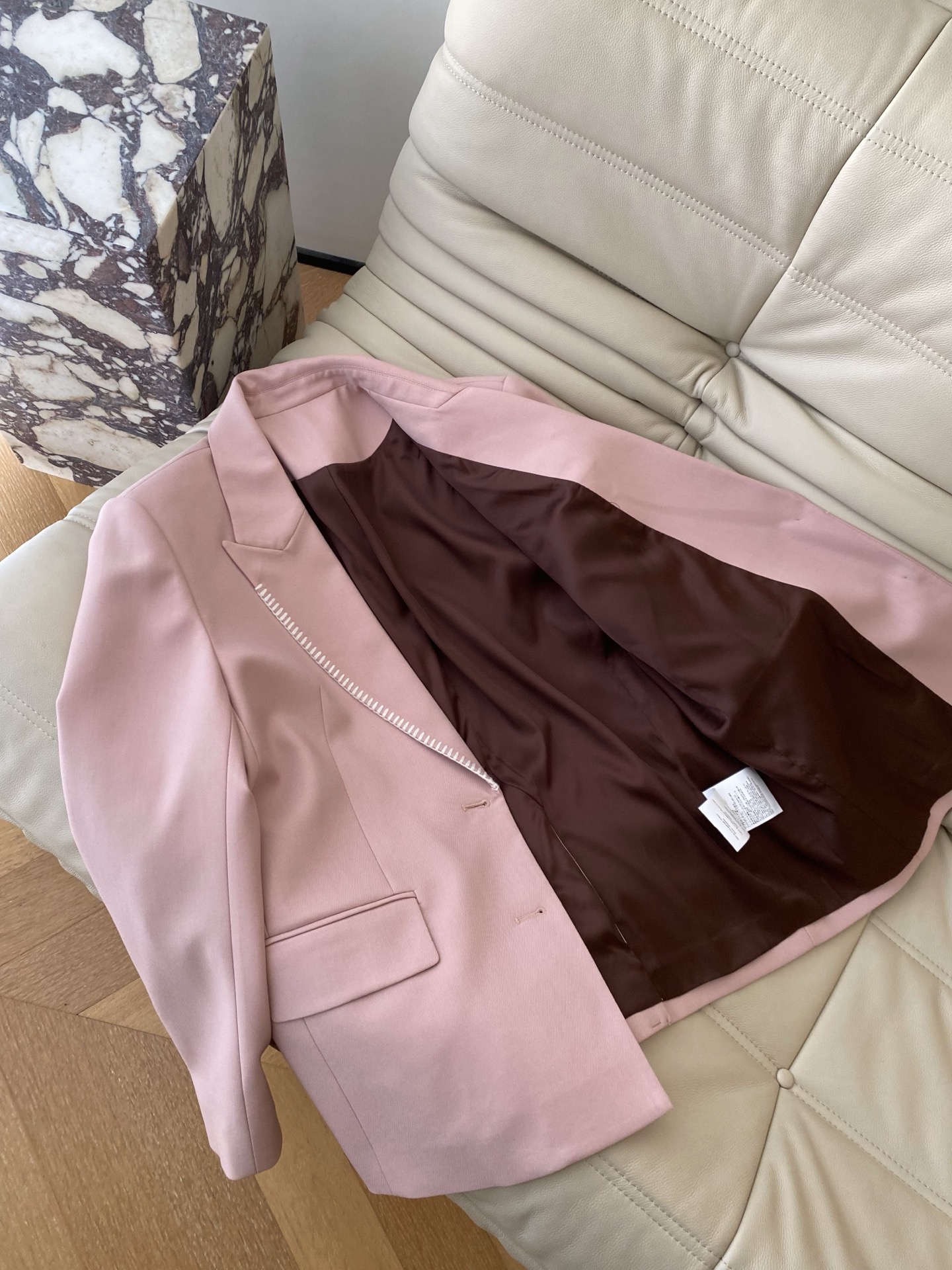 26SS 春夏 撞色翻袖气质显白皮粉宽松西装外套 翻领处白色明线增加手工质感 低饱和的粉色柔和显白 袖子