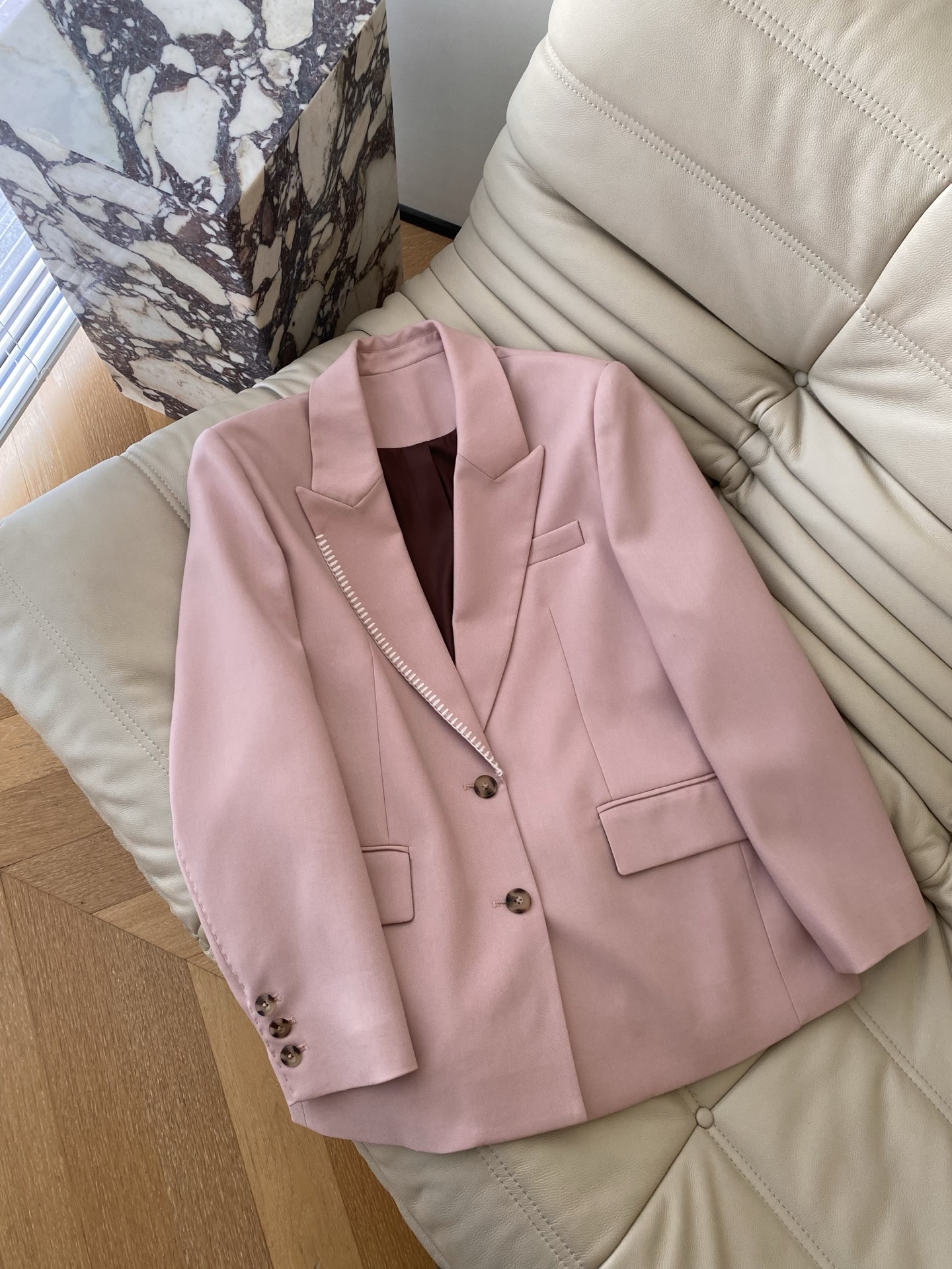 26SS 春夏 撞色翻袖气质显白皮粉宽松西装外套 翻领处白色明线增加手工质感 低饱和的粉色柔和显白 袖子