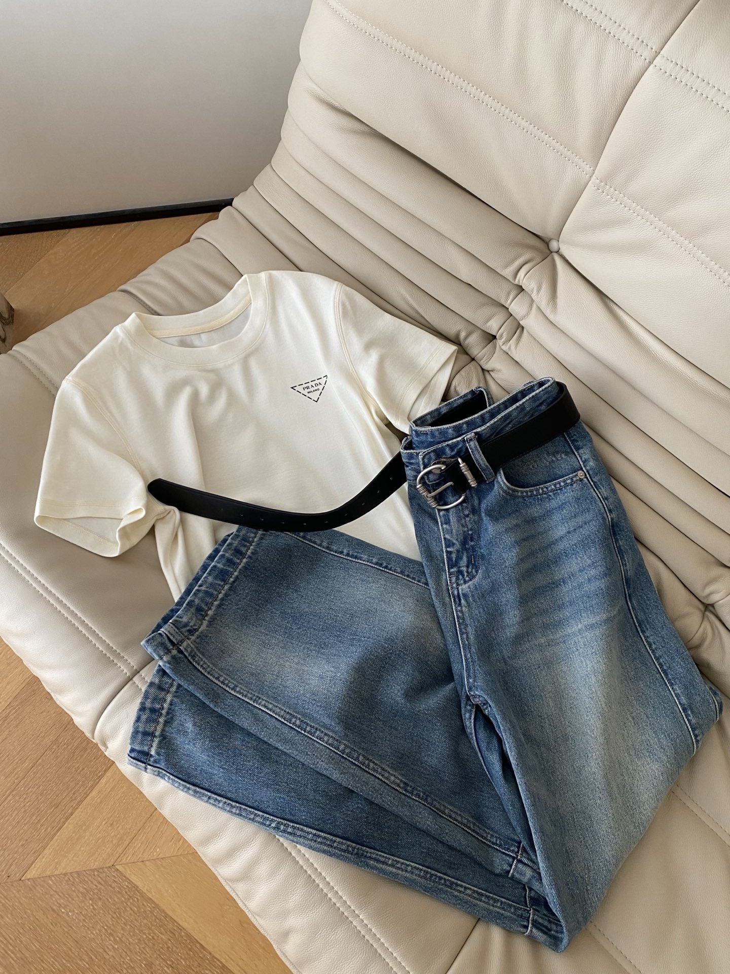 26SS春夏 马吉拉复古水洗阔腿牛仔裤 做旧的蓝调牛仔自带氛围感 高腰版型轻松拉高腰线 宽松的阔腿裤管藏