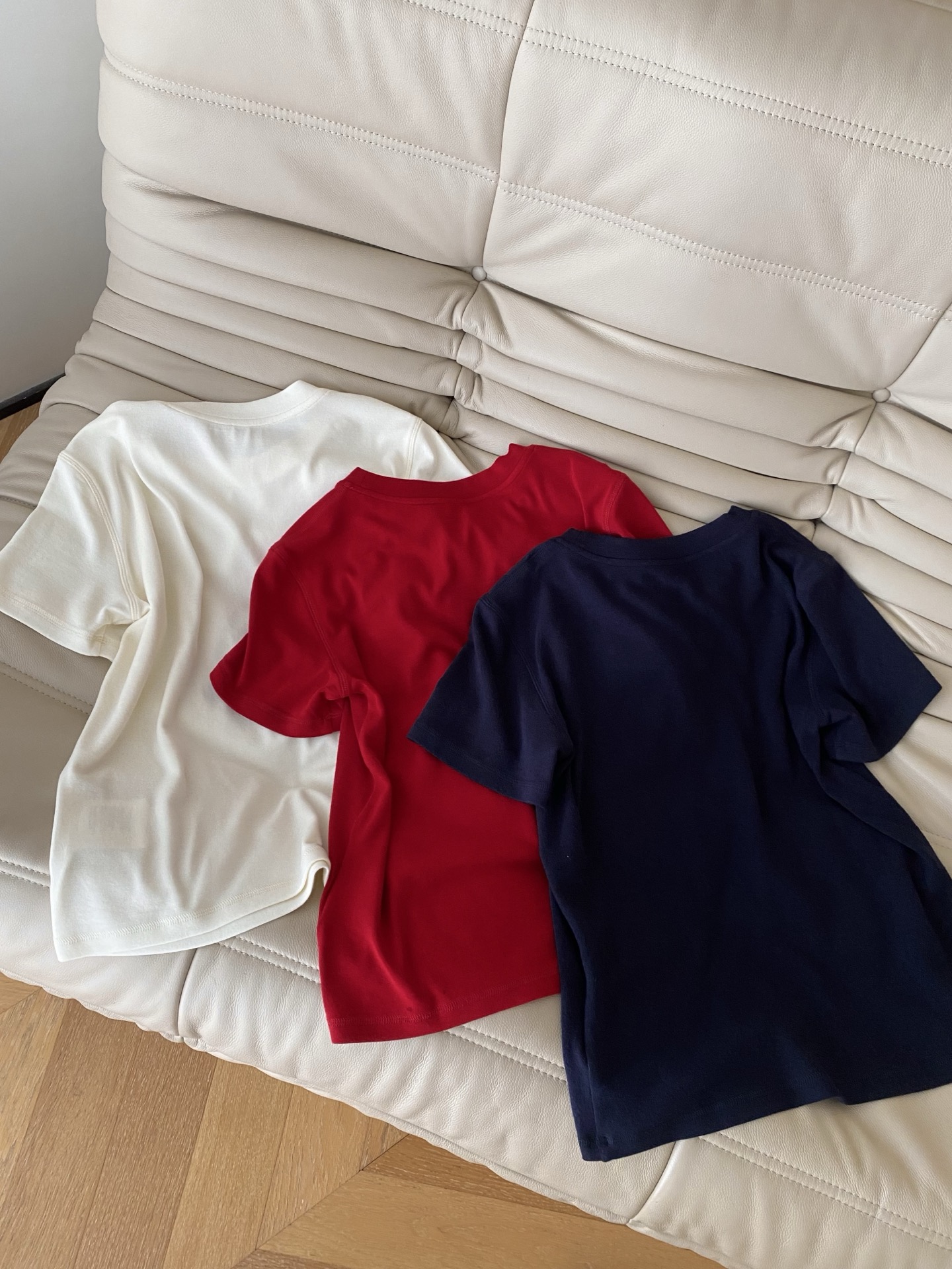 26SS春夏 简约通勤三角标tee 柔软舒适的棉料加上精致小三角标叠加超正版型  一绝的细节与质感 日常