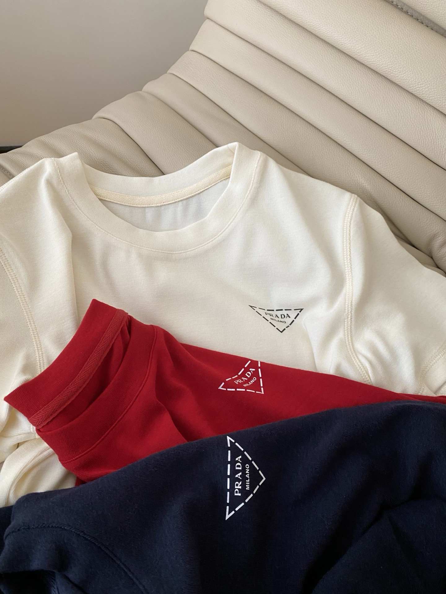 26SS春夏 简约通勤三角标tee 柔软舒适的棉料加上精致小三角标叠加超正版型  一绝的细节与质感 日常