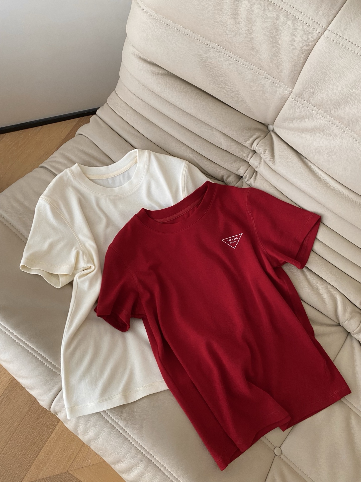 26SS春夏 简约通勤三角标tee 柔软舒适的棉料加上精致小三角标叠加超正版型  一绝的细节与质感 日常