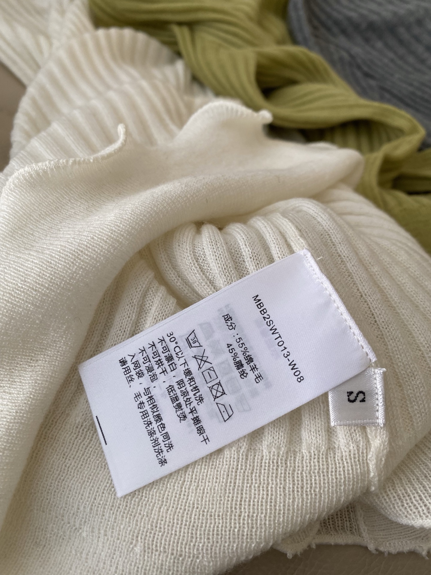 26SS早春新款 法式V领荷叶边喇叭袖针织衫 彰显独特浪漫气息 设计感拉满合身版型又有层次感 4色3码 