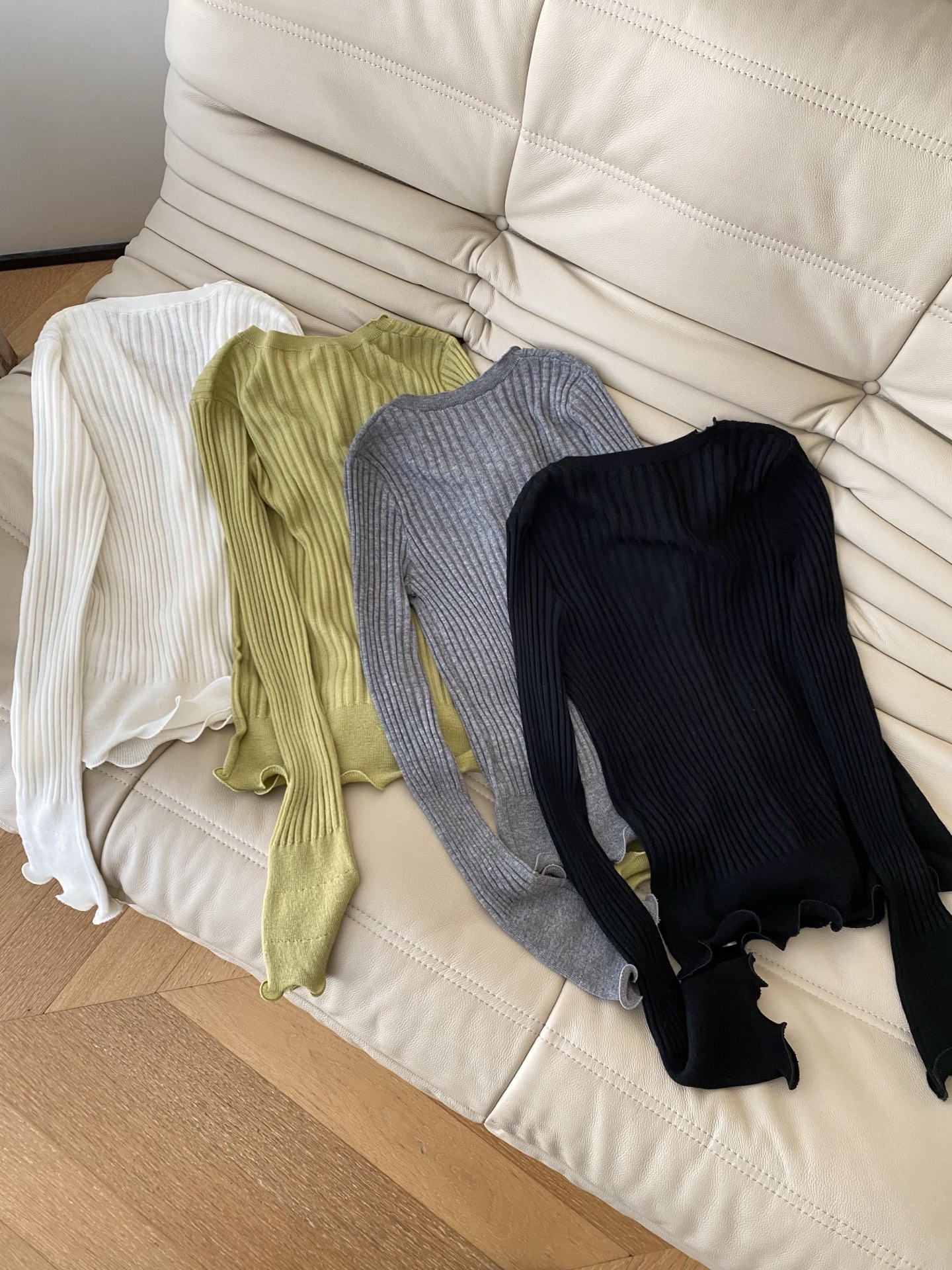 26SS早春新款 法式V领荷叶边喇叭袖针织衫 彰显独特浪漫气息 设计感拉满合身版型又有层次感 4色3码 
