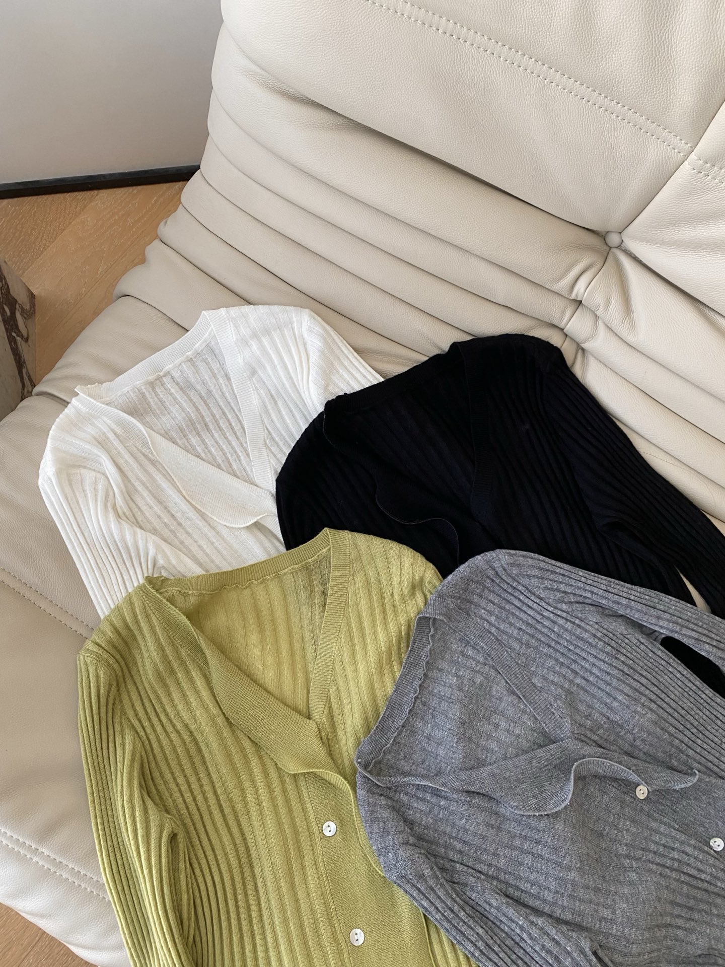 26SS早春新款 法式V领荷叶边喇叭袖针织衫 彰显独特浪漫气息 设计感拉满合身版型又有层次感 4色3码 