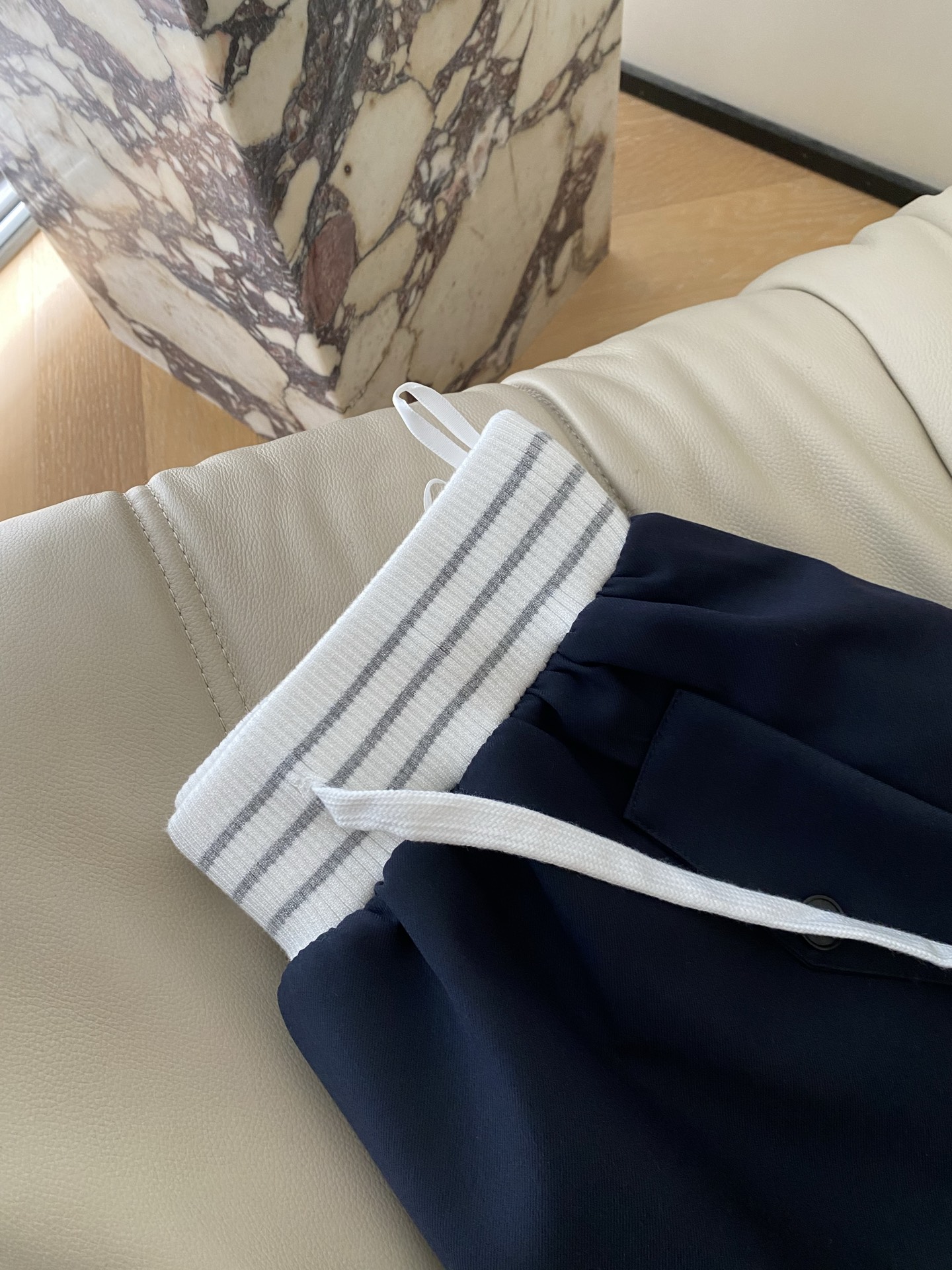 26SS早春新款 藏青色miu系套装 立体剪裁镂空针织Polo领口  平衡视觉层次与实用透气性 短裙采用