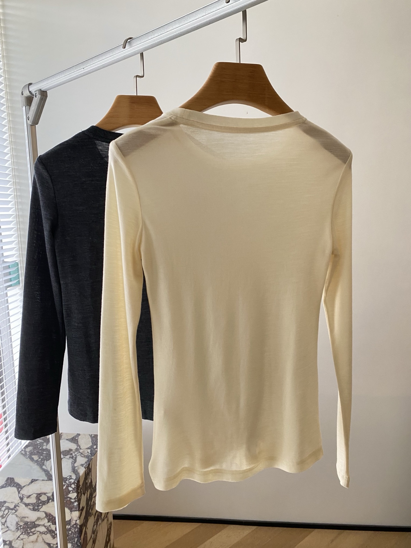 26SS早春新款100%绵羊毛吊带➕长袖T恤两件套撞色设计呈现出轻松的叠穿层次 可单穿内搭即随性又不失时