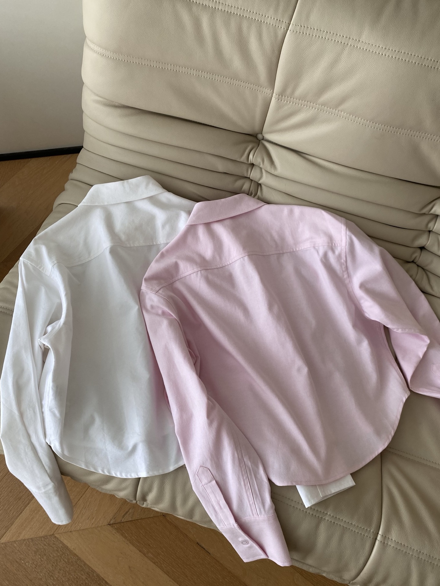 26SS 早春新款短款刺绣LOGO爱心衬衫采用经典宽松落肩设计领口为简约尖领搭配同色纽扣门襟左胸口袋以精