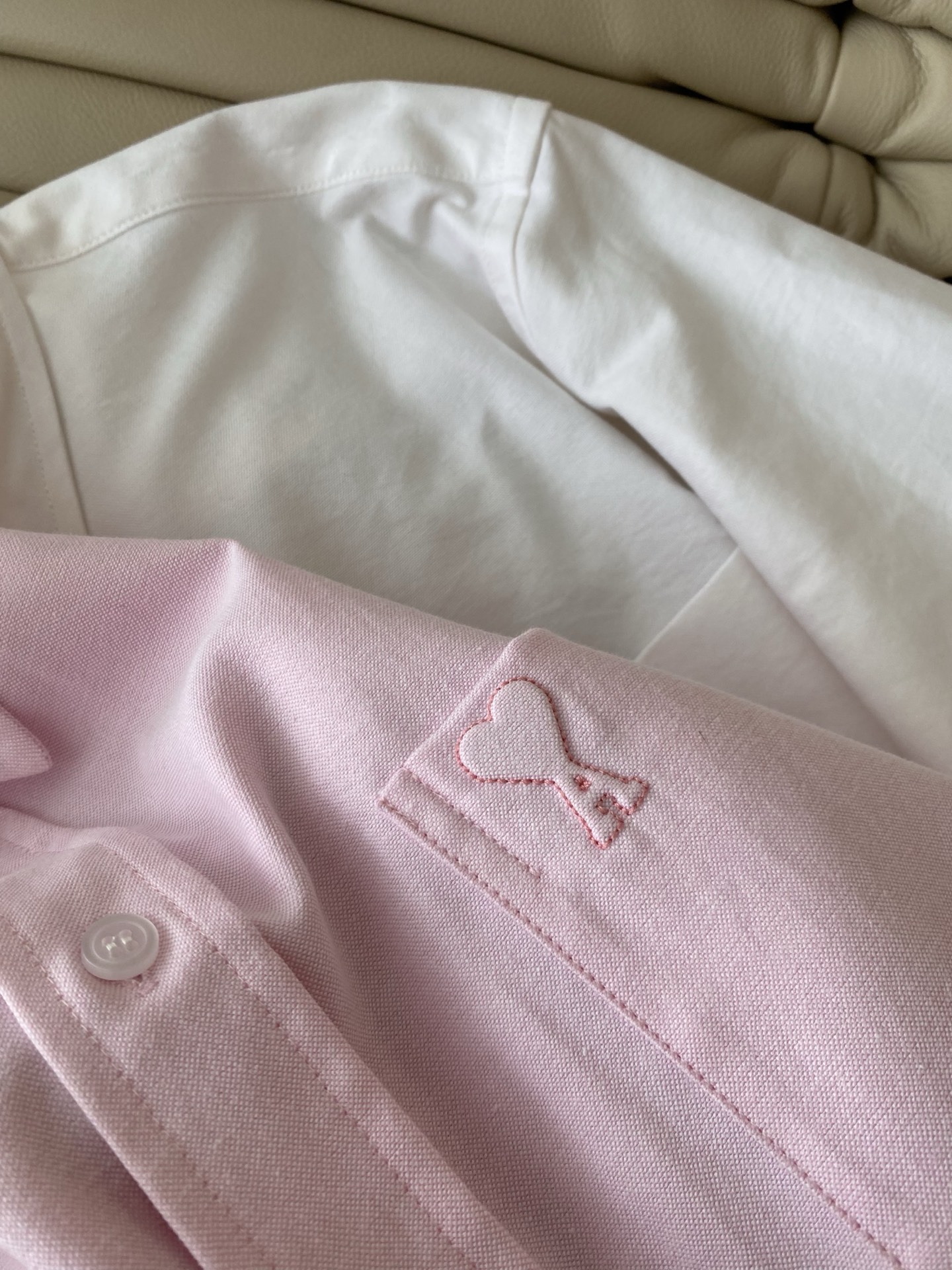 26SS 早春新款短款刺绣LOGO爱心衬衫采用经典宽松落肩设计领口为简约尖领搭配同色纽扣门襟左胸口袋以精