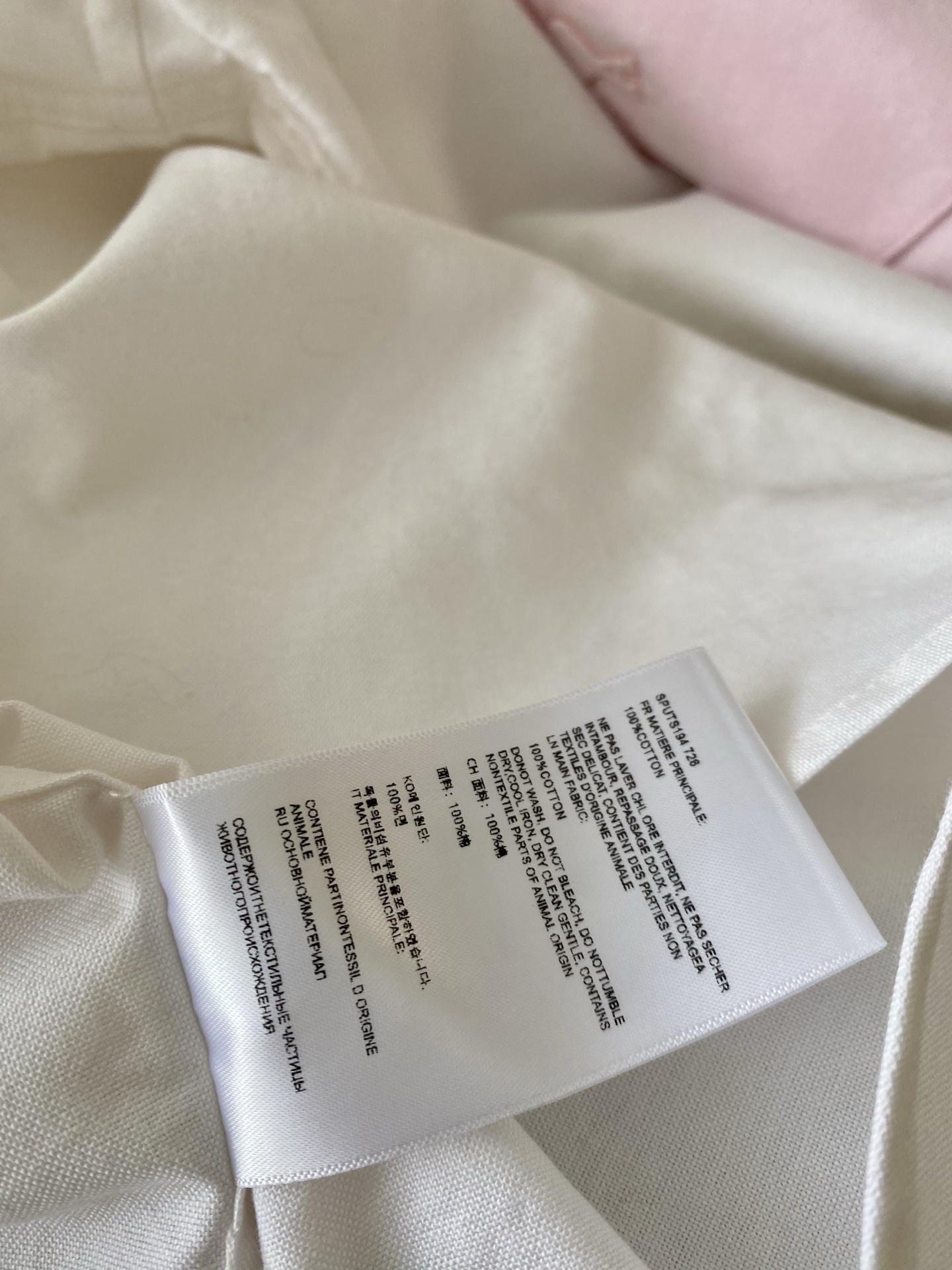 26SS 早春新款短款刺绣LOGO爱心衬衫采用经典宽松落肩设计领口为简约尖领搭配同色纽扣门襟左胸口袋以精