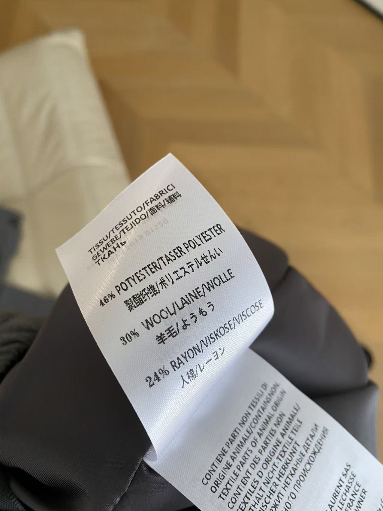 26SS早春新款撞色翻领短款套装 采用利落短款外套+抽绳A字半裙设计外套为亮蓝翻领搭配拉链开合，半裙为抽