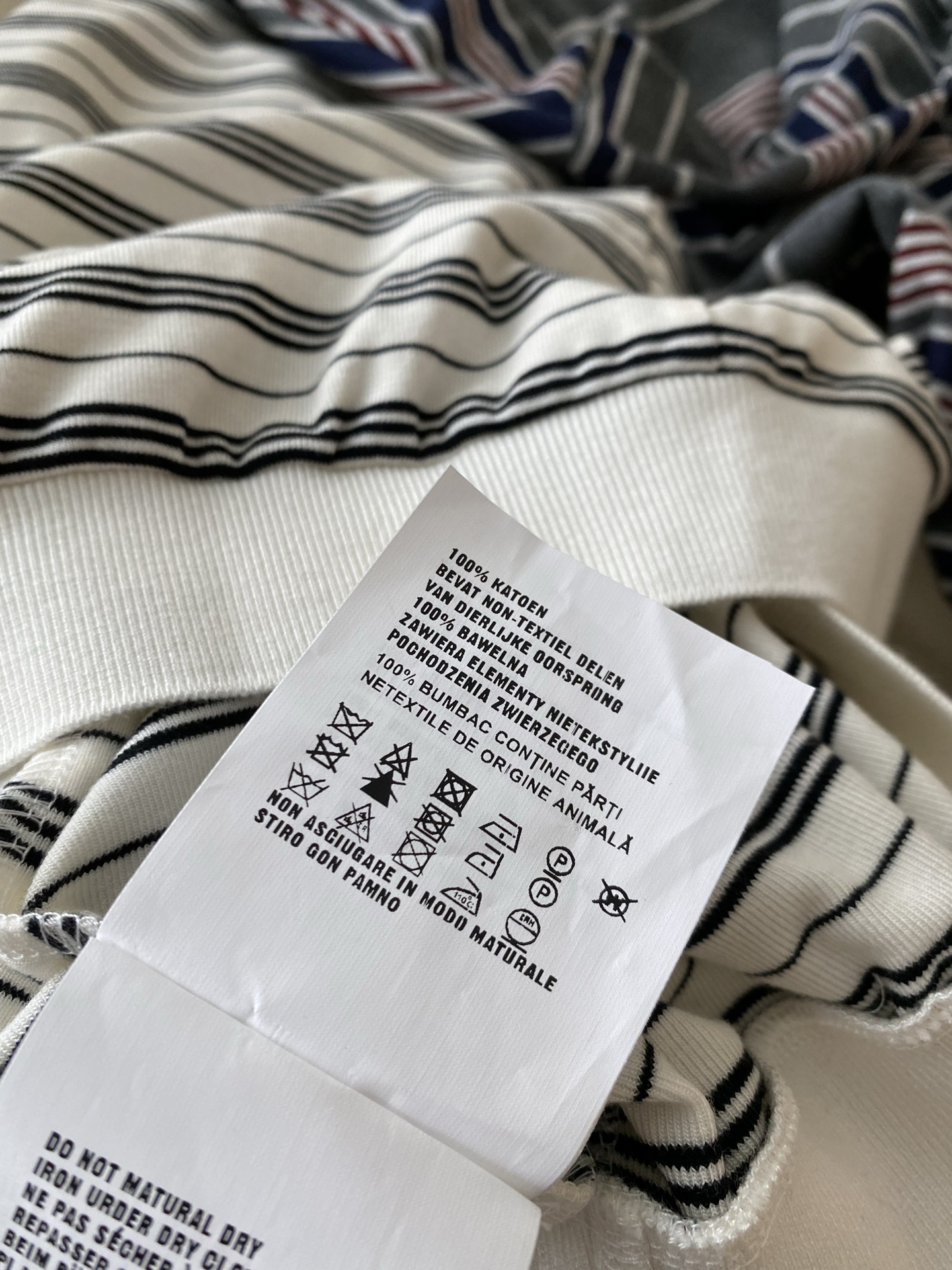 SS26春夏 日常实穿风Polo上衣 春天的松弛感 是条纹Polo给的 经典翻领+复古条纹 自带美式校园