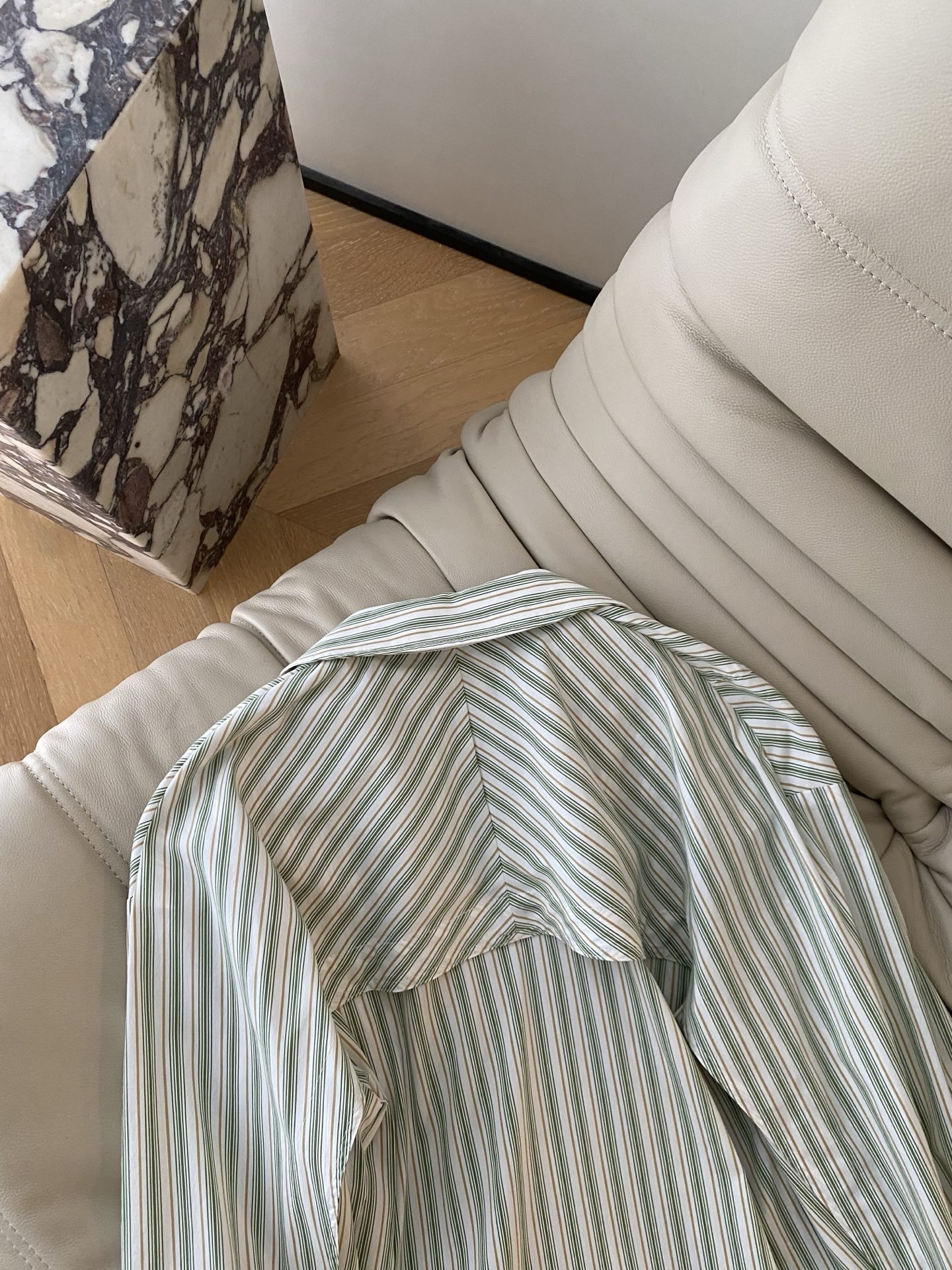 SS26春夏 极简高级种草版衬衣 这件绿白条纹衬衫自带慵懒松弛感 金属扣点缀又添精致细节 不管是日常通勤