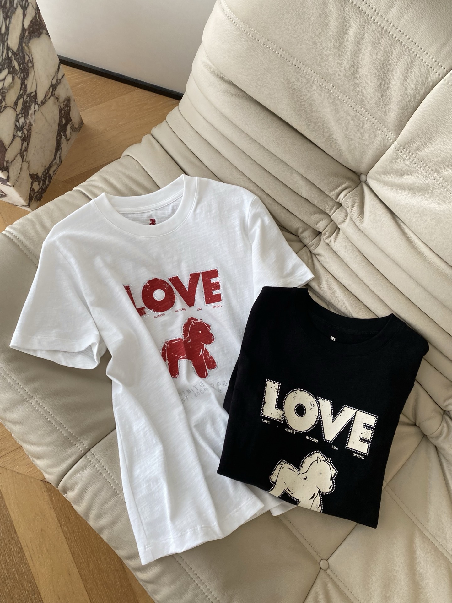 26SS春夏 极简松弛烫钻小马T恤 来自春与夏的氧气少女被love小马戳中心吧 极度舒适的棉料使之更加轻