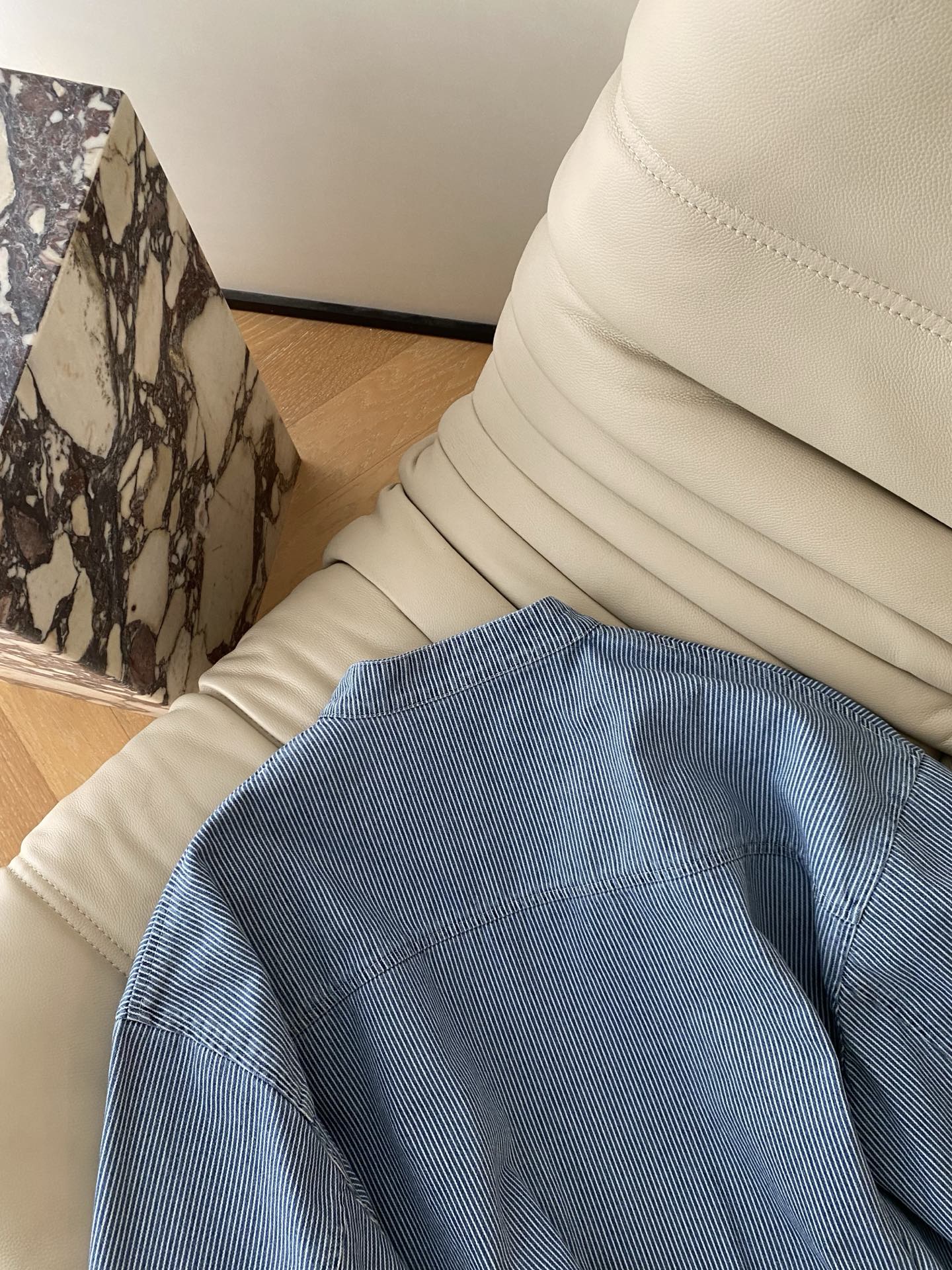 26Ss春夏 极简高级风 自带滤镜的松弛感 藏在这一抹蓝白条纹里 解锁早春的N种穿法 早春第一件“万能衫