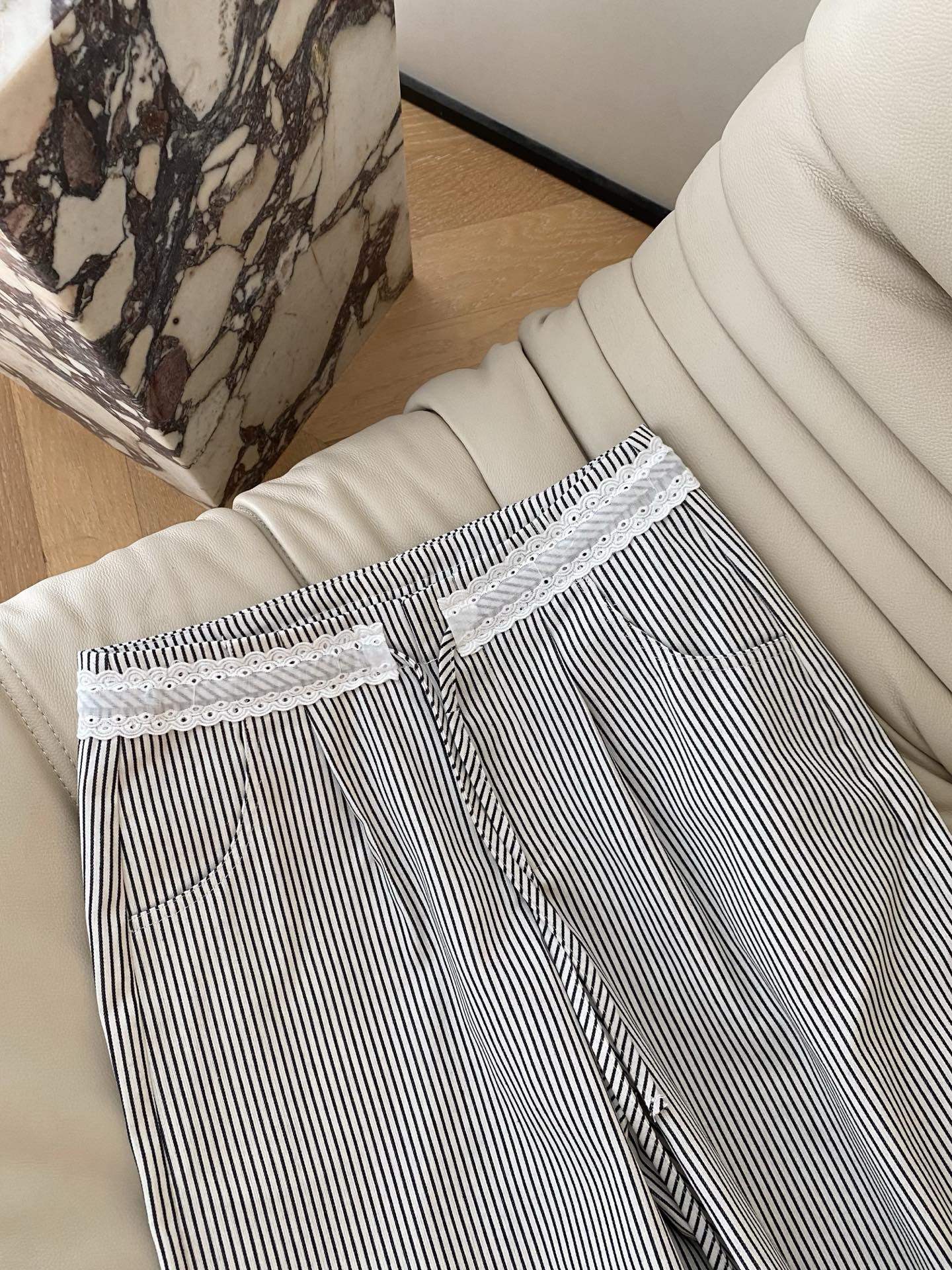 26SS春夏 韩系慵懒蕾丝条纹裤 腰头的蕾丝拼接直接戳中审美 竖条纹拉长双腿 高腰设计提拉腰线宽松裤管遮
