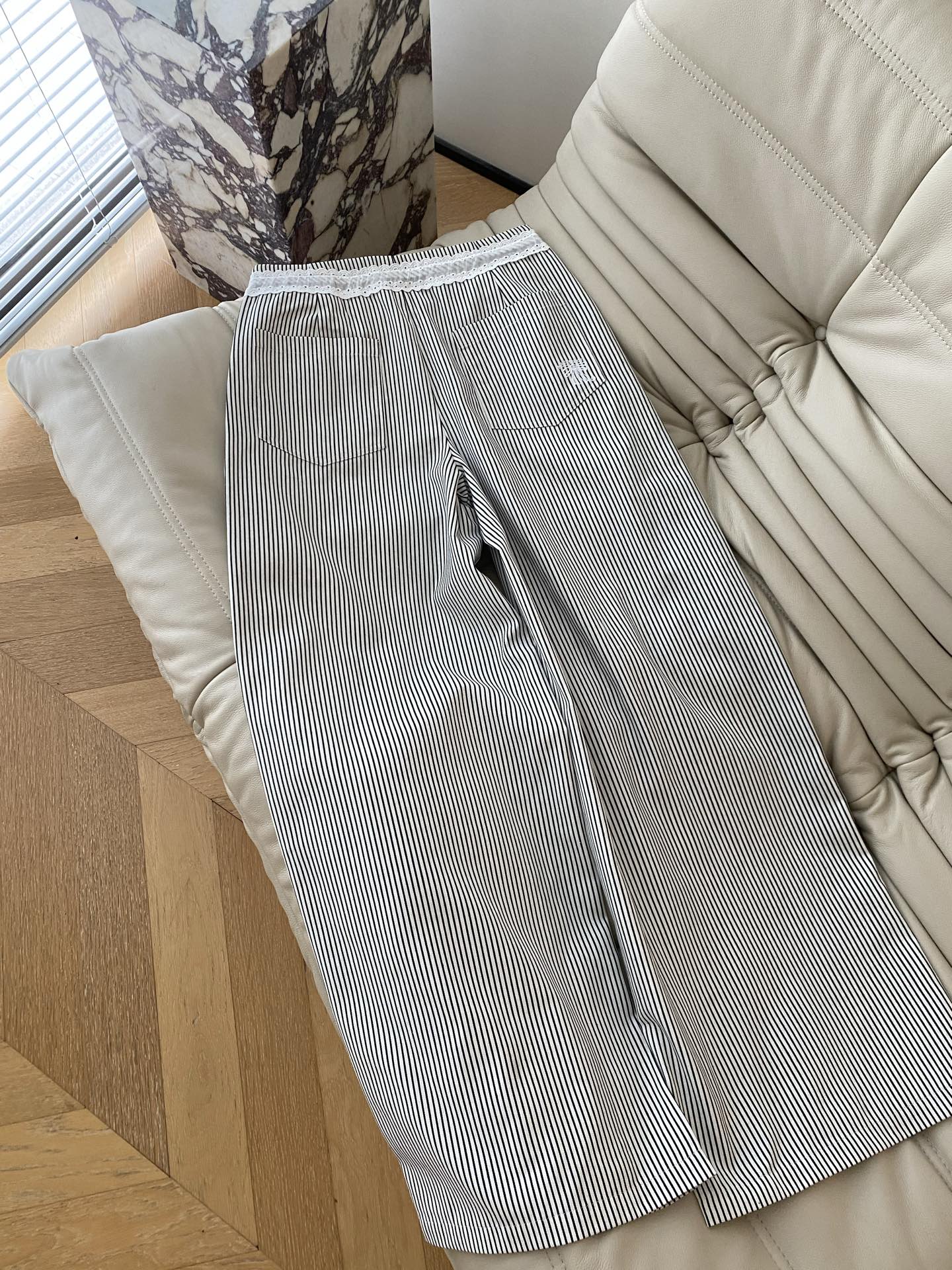 26SS春夏 韩系慵懒蕾丝条纹裤 腰头的蕾丝拼接直接戳中审美 竖条纹拉长双腿 高腰设计提拉腰线宽松裤管遮